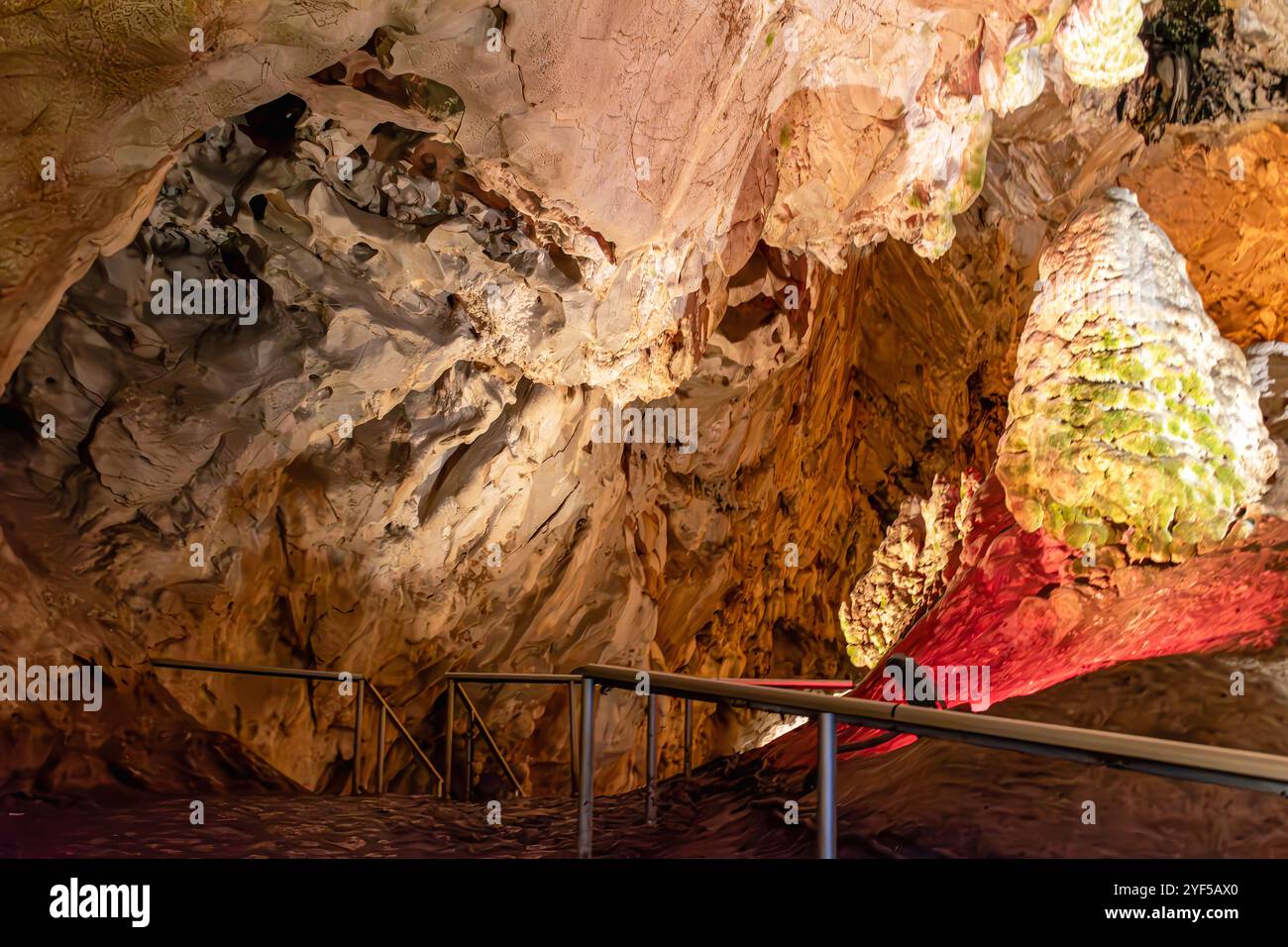 Die Vrelo-Höhle, die sich am rechten Ufer des Treska-Flusses befindet, ist als eine der 77 interessantesten Naturschauplätze der Welt gelistet. Stockfoto