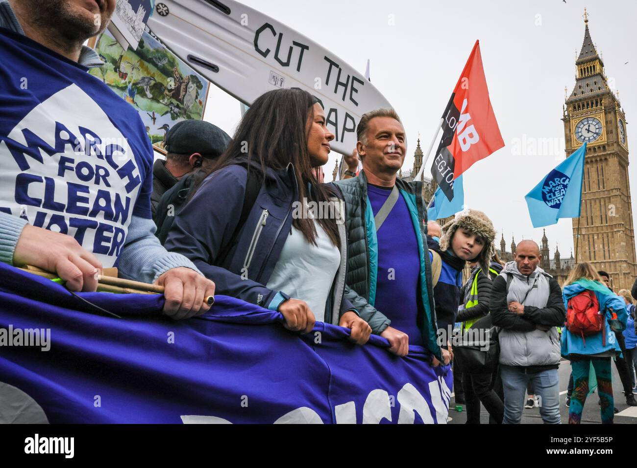 London, Großbritannien. November 2024. Auf der Westminster Bridge - Liz Bonnin, Fernsehmoderator, Chris Packham, Moderator und Aktivist, Hugh Fernley-Whittingstall, Koch und tv Moderator und viele andere an der Front. Der Marsch für sauberes Wasser zielt darauf ab, Probleme im Zusammenhang mit der Verschmutzung und Vergiftung des britischen Wassers, sowohl der Flüsse und Seen als auch der Küstengewässer, aufzuwerfen, um die Tierwelt zu schützen und weitere Umweltschäden zu stoppen. Der marsch und die Festungen auf dem Albert Embankment und endet mit einer Kundgebung auf dem Parliament Square. Quelle: Imageplotter/Alamy Live News Stockfoto