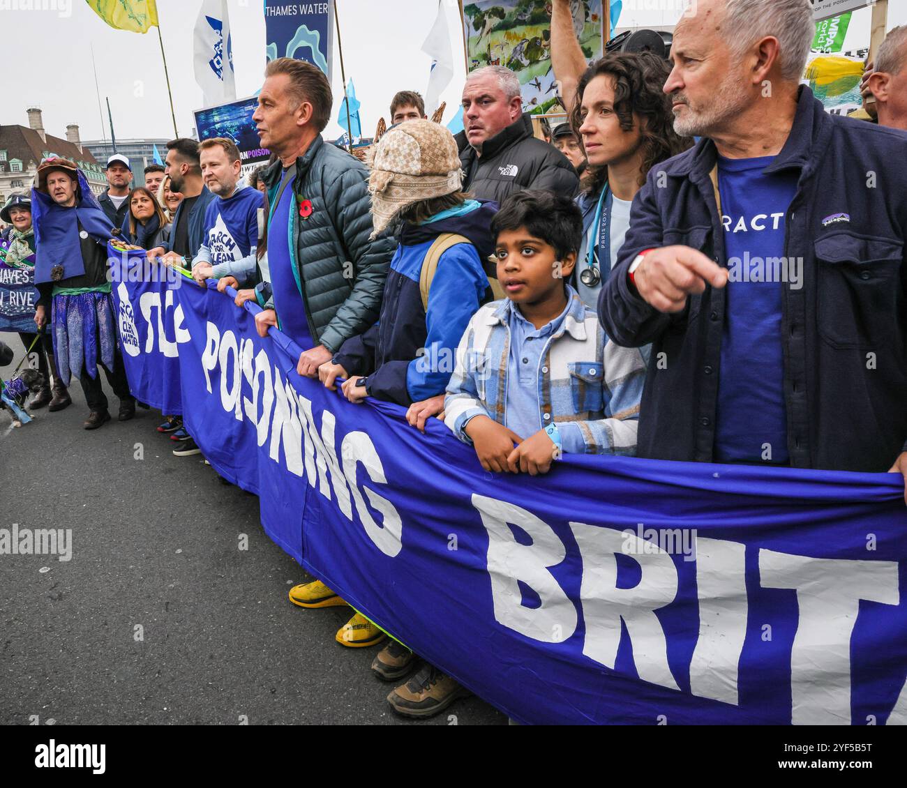 London, Großbritannien. November 2024. Auf der Westminster Bridge - Liz Bonnin, Fernsehmoderator, Chris Packham, Moderator und Aktivist, Hugh Fernley-Whittingstall, Koch und tv Moderator und viele andere an der Front. Der Marsch für sauberes Wasser zielt darauf ab, Probleme im Zusammenhang mit der Verschmutzung und Vergiftung des britischen Wassers, sowohl der Flüsse und Seen als auch der Küstengewässer, aufzuwerfen, um die Tierwelt zu schützen und weitere Umweltschäden zu stoppen. Der marsch und die Festungen auf dem Albert Embankment und endet mit einer Kundgebung auf dem Parliament Square. Quelle: Imageplotter/Alamy Live News Stockfoto