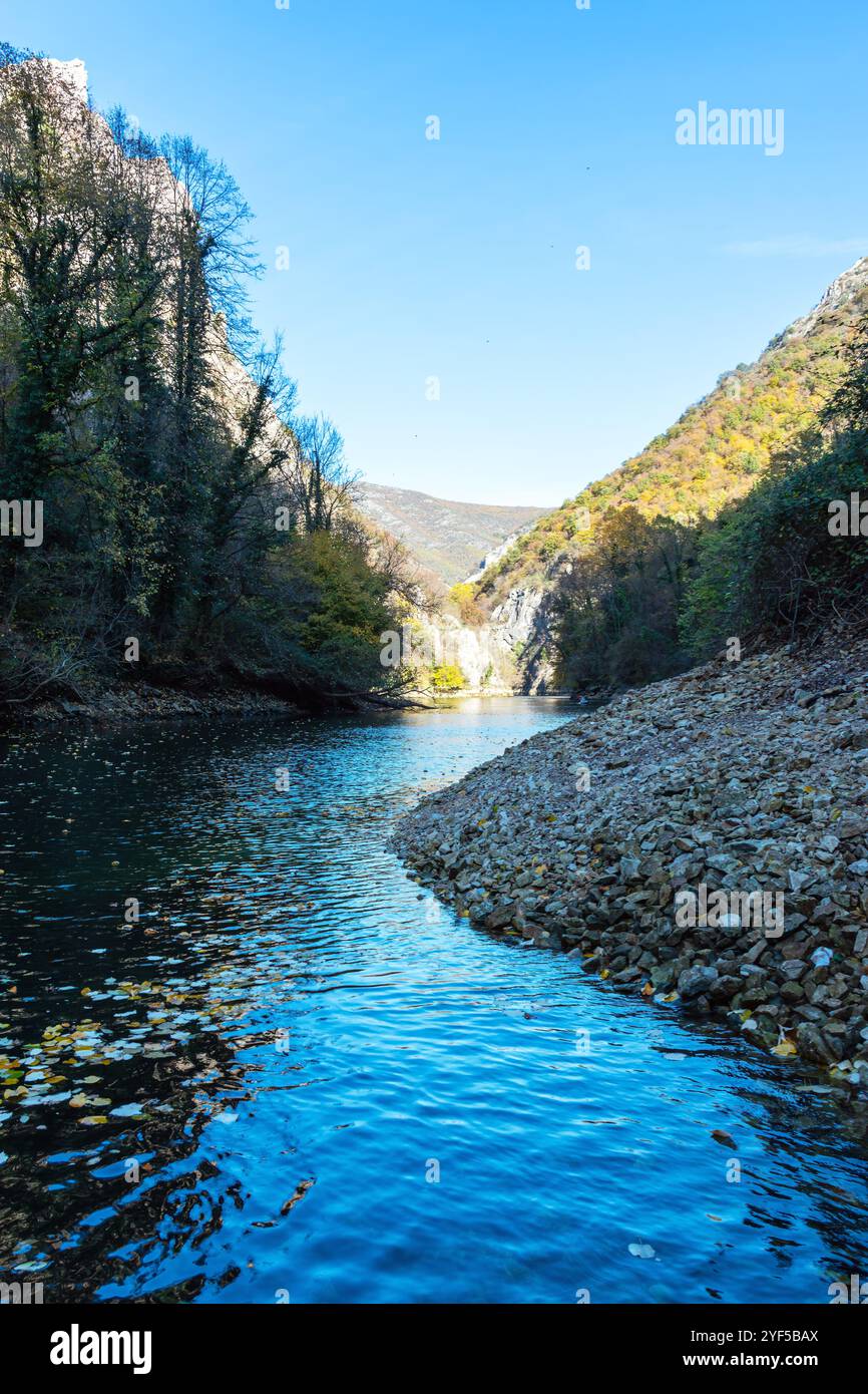 Matka ist der älteste künstliche See in Mazedonien, dessen Stausee 1938 erbaut wurde. Stockfoto