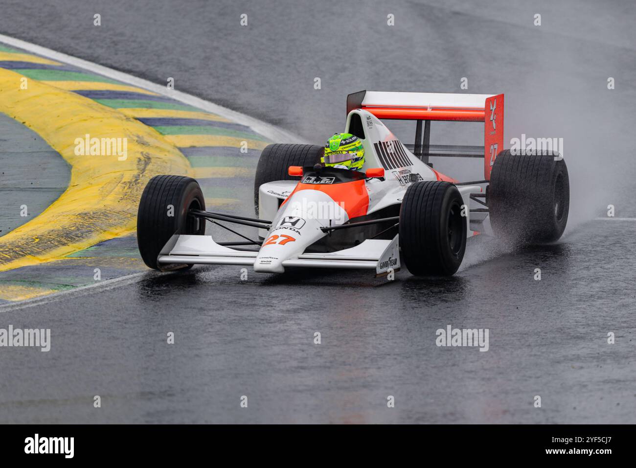 Sao Paulo, Brasilien. November 2024. SAO PAULO, BRASILIEN – 03. NOVEMBER: Lewis Hamilton aus Großbritannien und Mercedes fährt den McLaren MP4/5 1990 zu Ehren des verstorbenen Ayrton Senna auf Track Prior während des Großen Preises der FIA Formel 1 in Brasilien beim Autodromo Jose Carlos Pace am 3. November 2024 in Interlagos, Sao Paulo, Brasilien. (Rodolfo Buhrer /SPP) Credit: SPP Sport Press Photo. /Alamy Live News Stockfoto