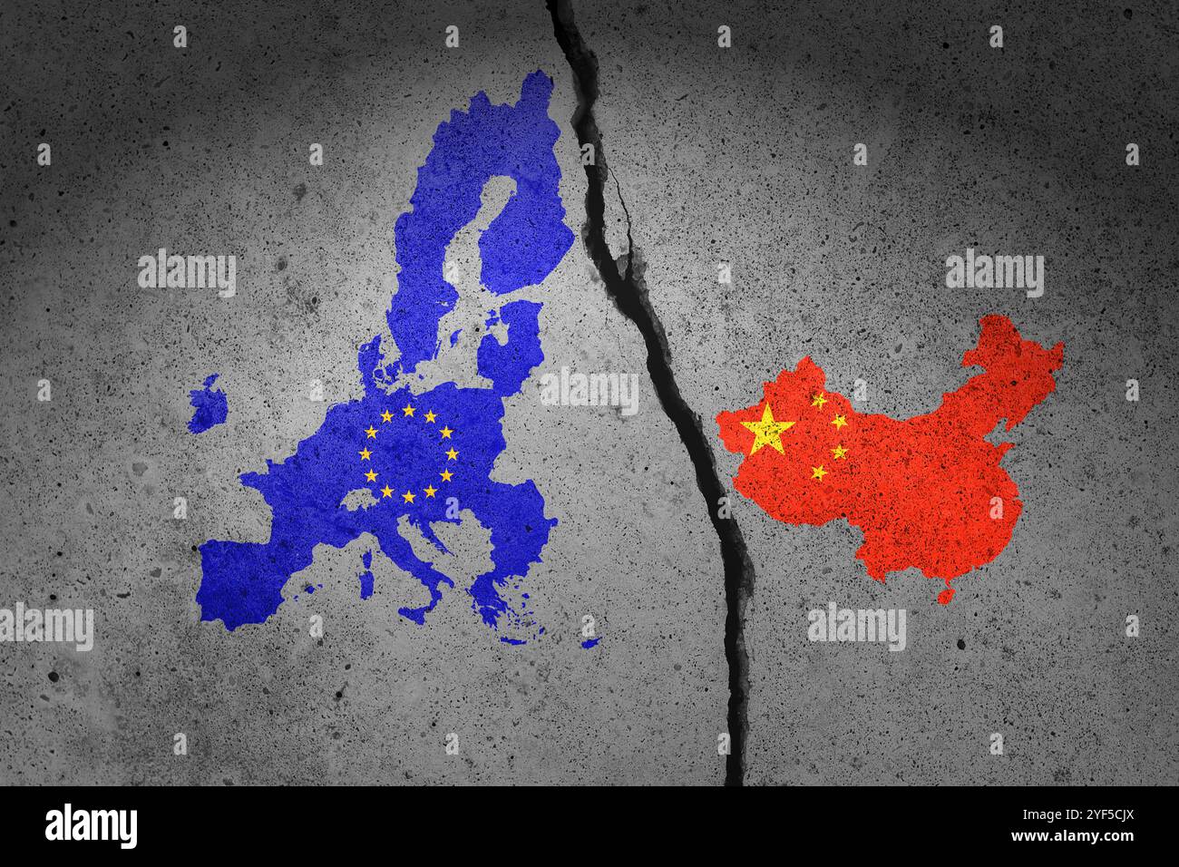 Flaggenkarte von EU und China auf gerissener Wand gemalt. Handelskrieg zwischen China und Europa Stockfoto