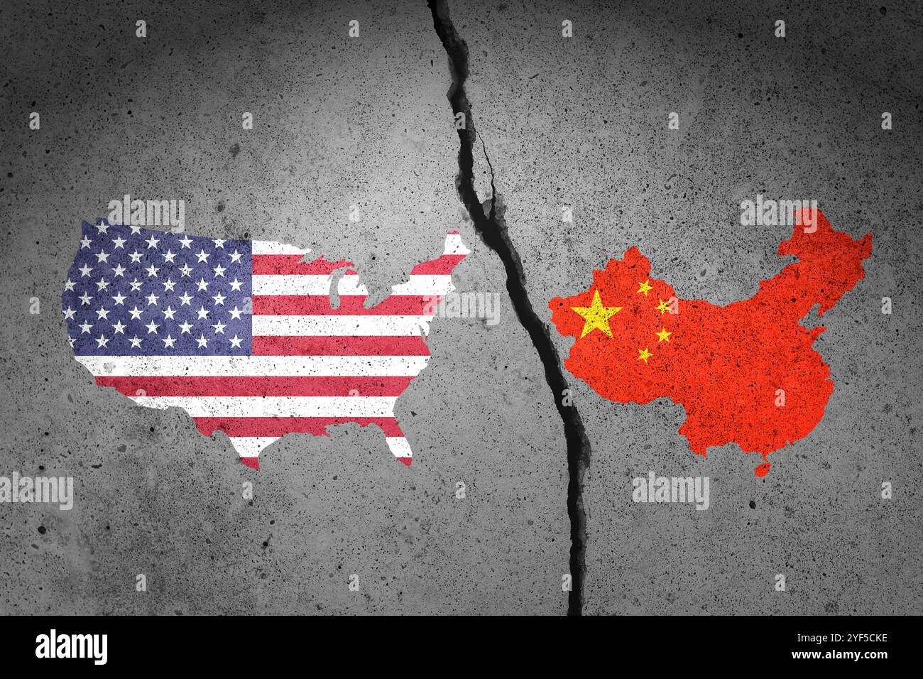 Flaggenkarte von USA und China auf gerissener Wand gemalt. Krieg in China und den USA Stockfoto