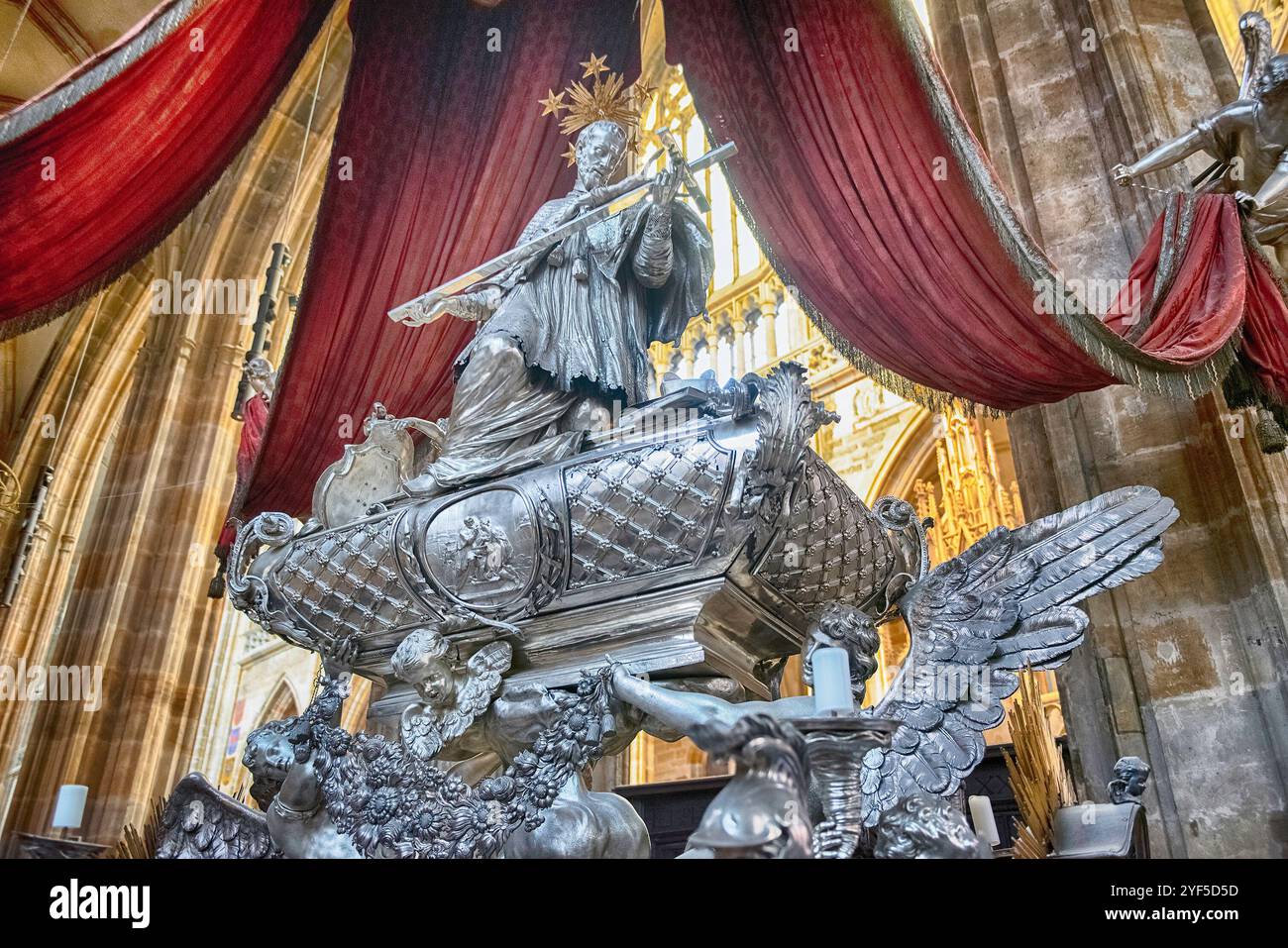 PRAG - 11. MAI 2024: Silbernes Grab des heiligen Johannes von Nepomuk in der St. Veit Kathedrale in Prag, Tschechische Republik Stockfoto