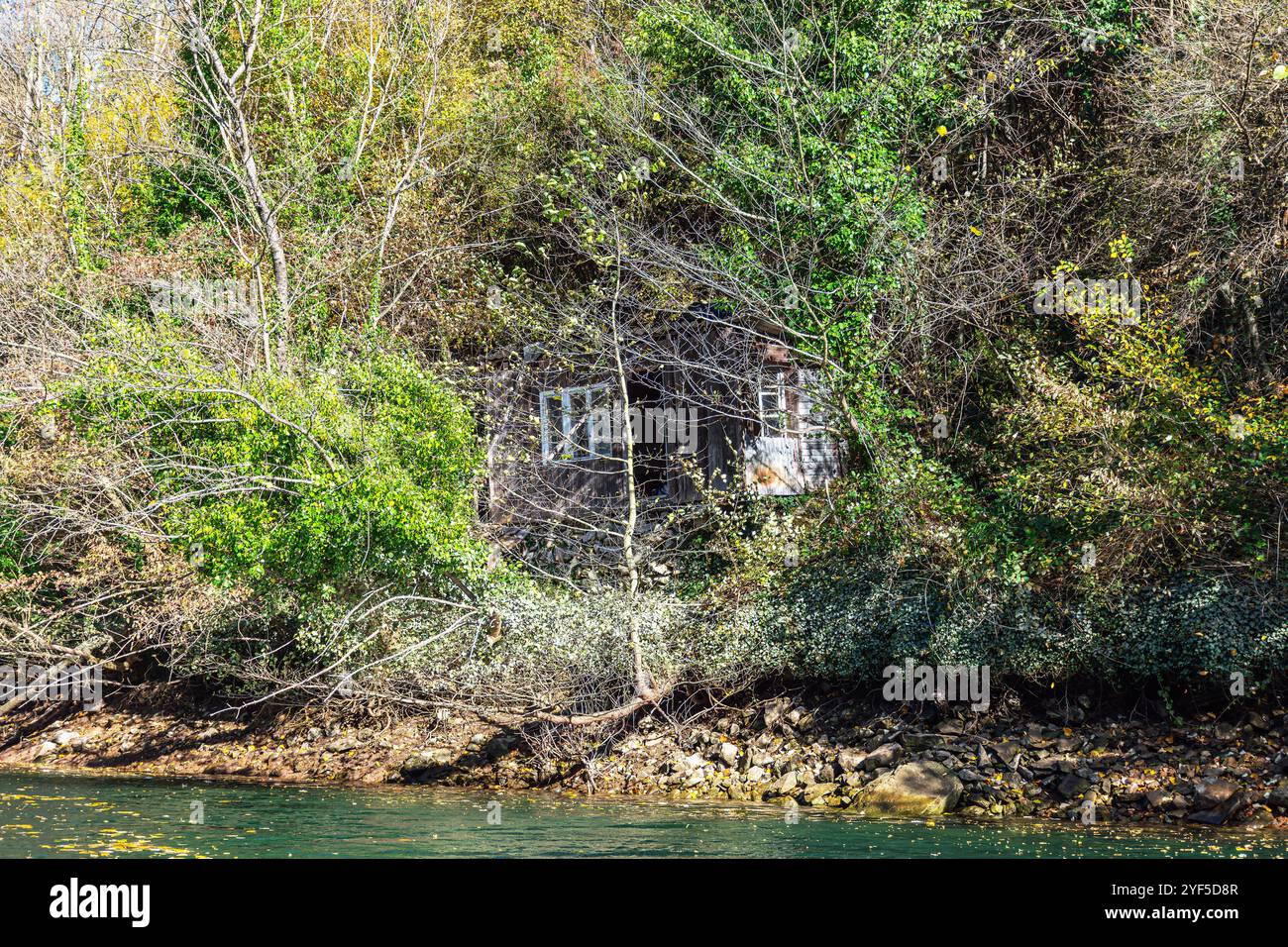Matka ist der älteste künstliche See in Mazedonien, dessen Stausee 1938 erbaut wurde. Stockfoto