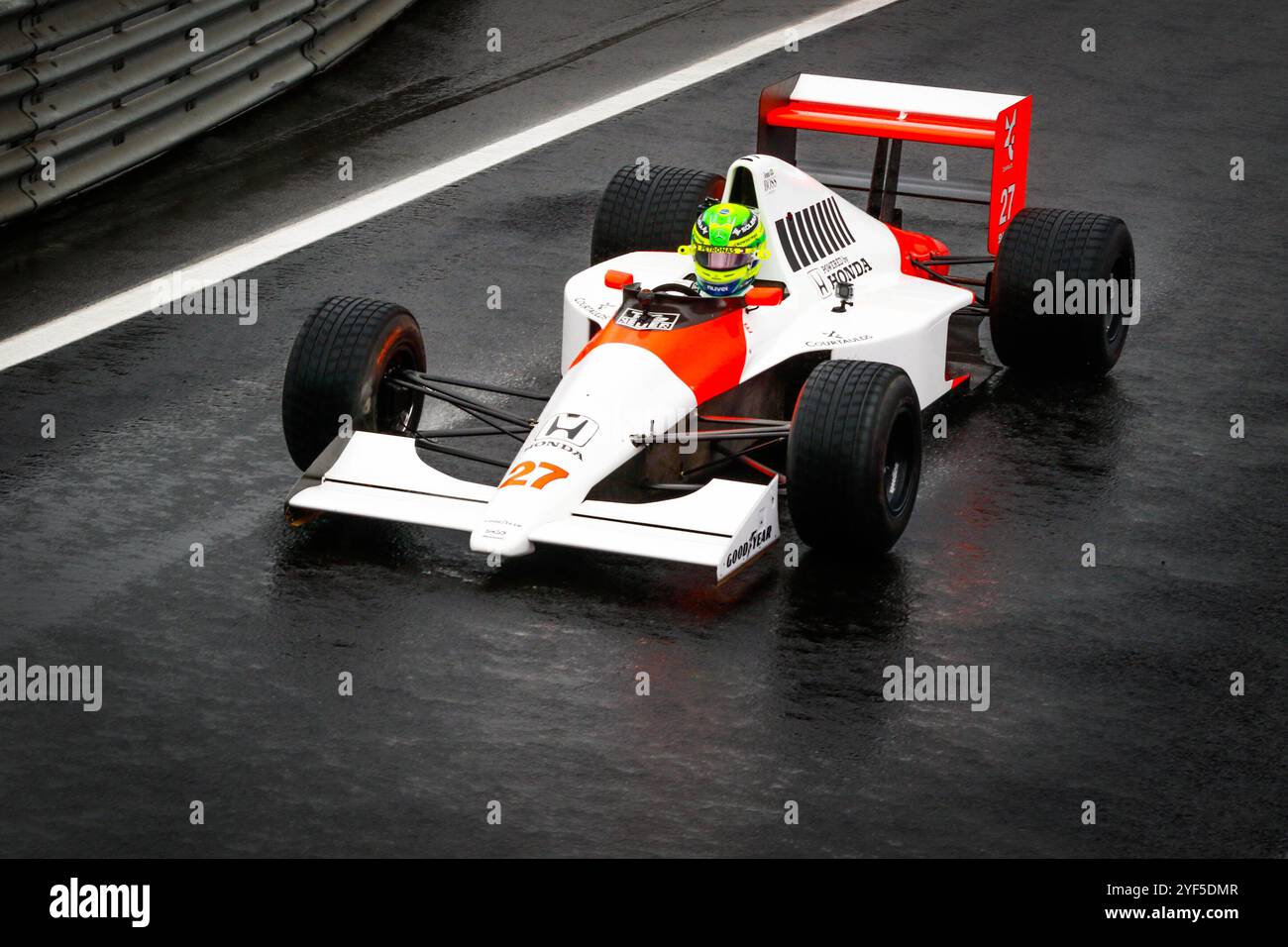 São PAULO, SP - 03.11.2024: TREINO CLASSIFICAT'RIO GP F1 LENOVO SP - die Veranstaltung findet am Sonntag (03) auf der Rennstrecke Interlagos im Süden der Hauptstadt São Paulo statt, nachdem sie wegen des starken Regenfalls am Samstag (02), dem Qualifying-Training für den Grand Prix von São Paulo 2024, verschoben wurde. Auf dem Foto, als Hommage an den ehemaligen brasilianischen Fahrer Ayrton Senna. Der Fahrer Lewis Hamilton #44, MERCEDES, fährt den McLaren MP4/5, der zweimaligen Weltmeisterschaft. (Foto: Aloisio Mauricio/Fotoarena) Stockfoto