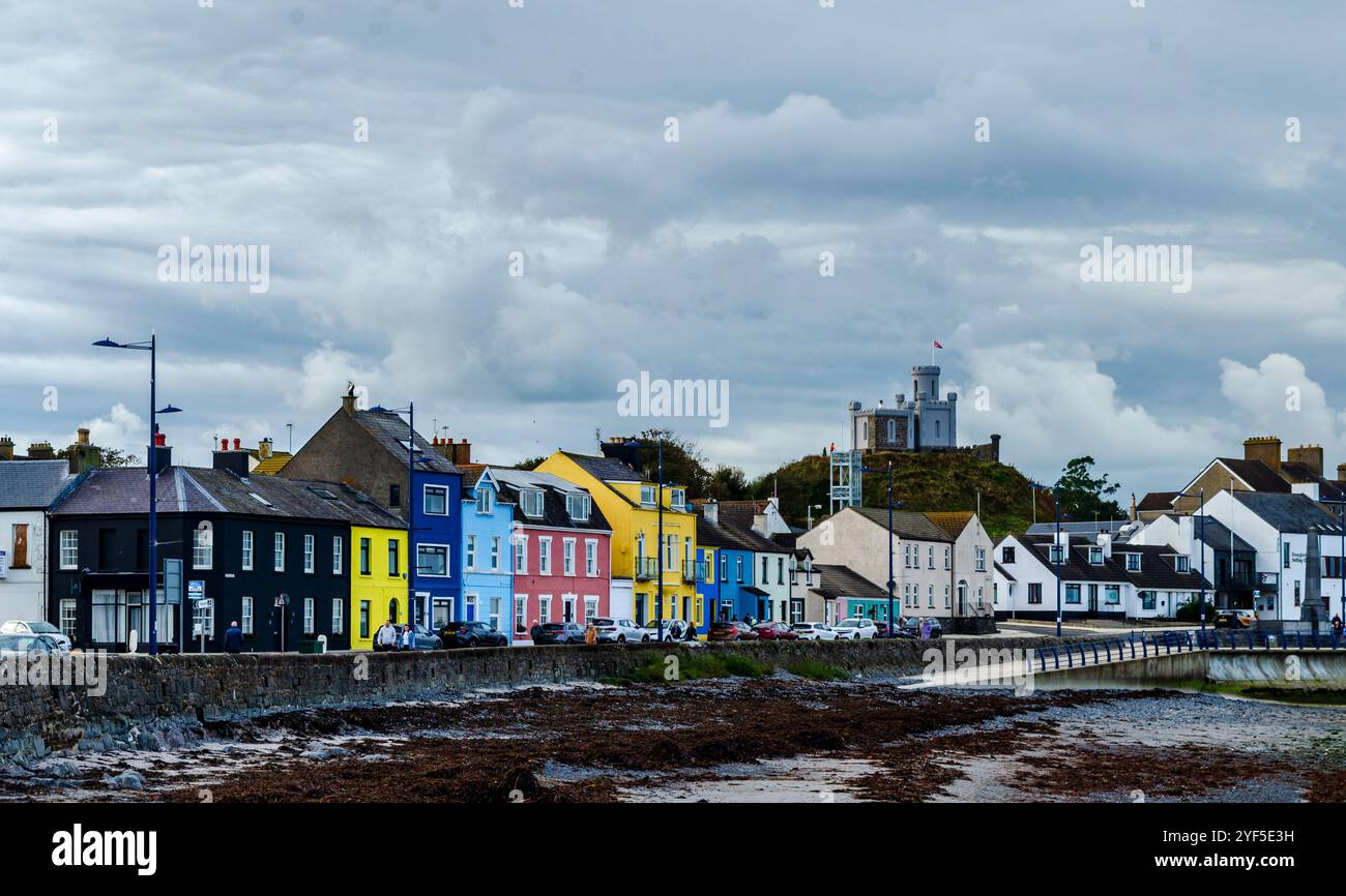 Donaghadee Co. Unten in Nordirland 28. September 2024 - Donaghadee Küste mit farbigen Häusern und der historischen Motte im Hintergrund Stockfoto