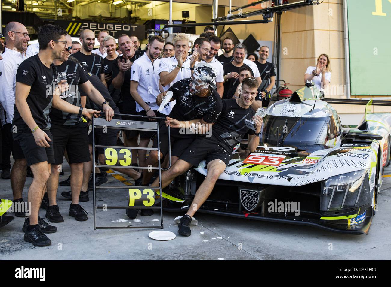 Peugeot 9x8 Podium Celebration während des Rookie Tests 2024 der FIA World Endurance Championship am 3. November 2024 auf dem Bahrain International Circuit in Sakhir, Bahrain Stockfoto