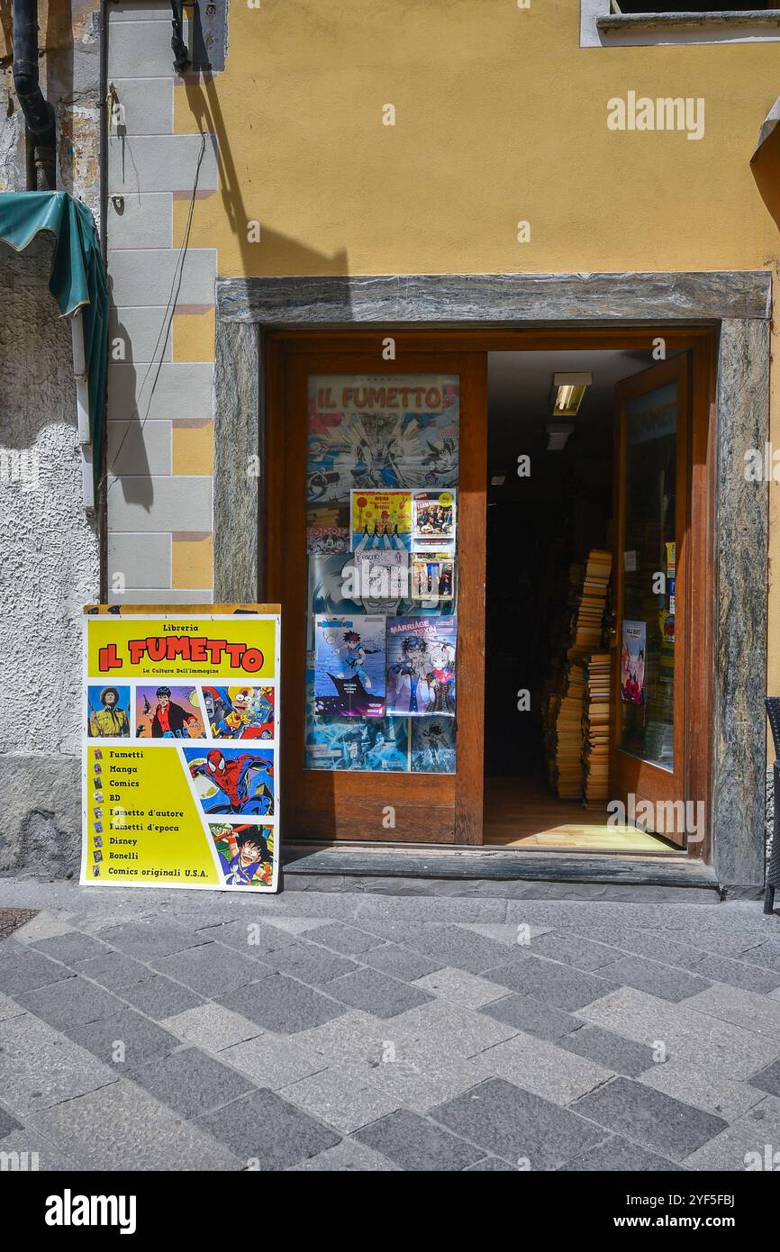 Außenansicht eines Comicbuchgeschäfts im historischen Zentrum von Aosta, Aostatal, Italien Stockfoto