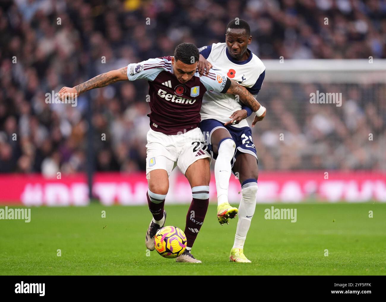 Aston Villa's Morgan Rogers (links) und Tottenham Hotspurs Pape Matar Sarr kämpfen um den Ball während des Premier League-Spiels im Tottenham Hotspur Stadium in London. Bilddatum: Sonntag, 3. November 2024. Stockfoto