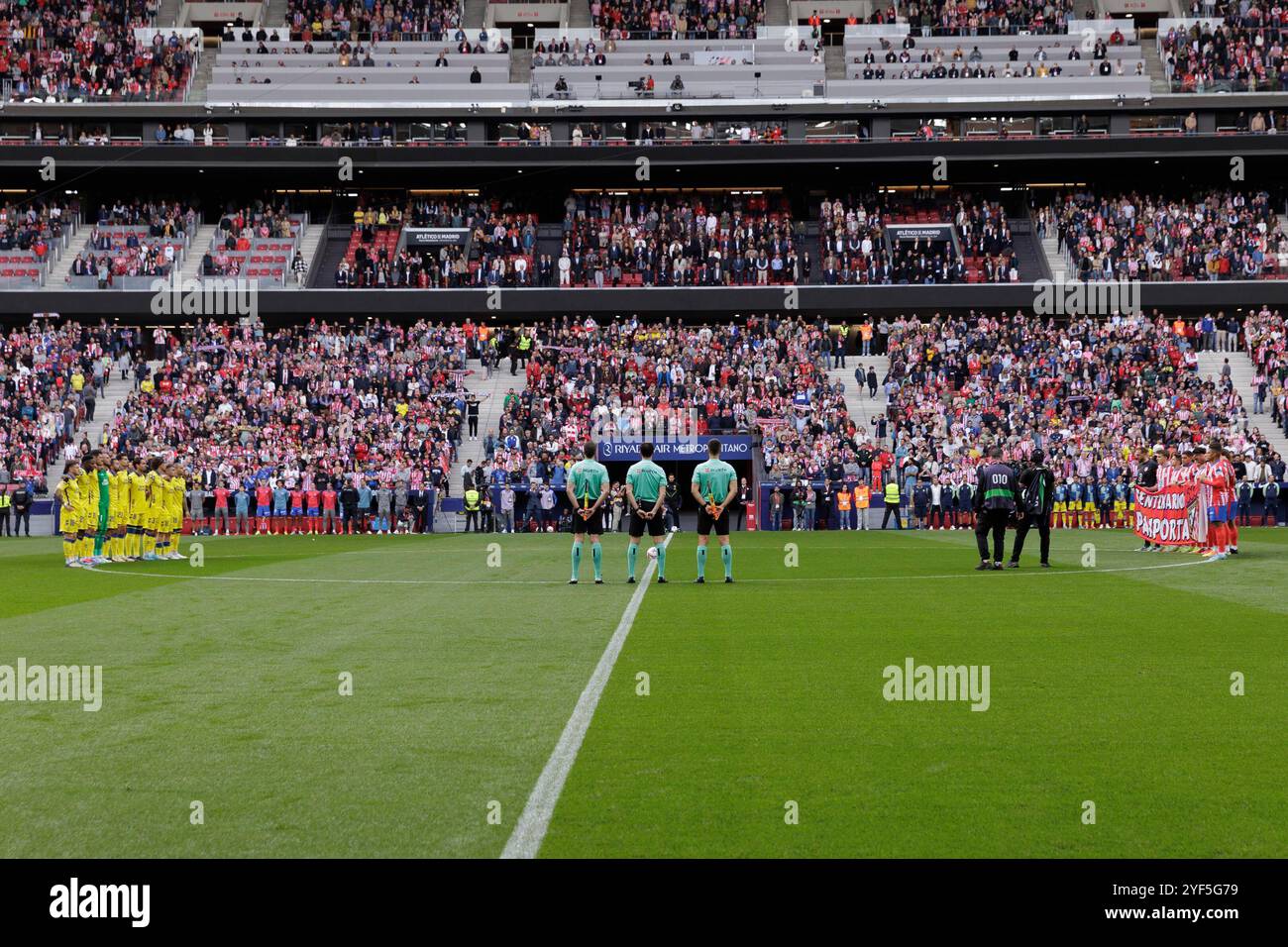 Madrid, Spanien. November 2024. MADRID, SPANIEN - 3. November: Spieler aus Atlético de Madrid und Las Palmas zeigen Respekt vor den Opfern der Regenfälle in Valencia.während des Spiels der La Liga 2024/25 zwischen Atletico de Madrid und Las Palmas im Riyadh Air Metropolitano Stadion. Guillermo Martinez/Alamy Live News Stockfoto