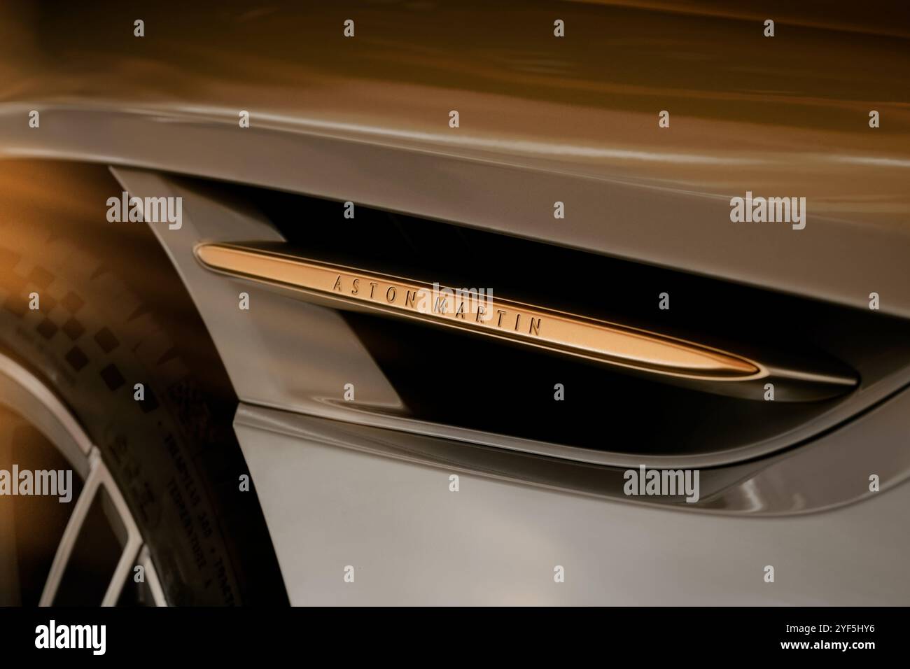 Nicht exklusiv: Aston Martin ist stolz, die DB12 Goldfinger Edition präsentieren zu dürfen, die vom maßgeschneiderten Personalisierungsservice Q b der Luxusmarke entwickelt wurde Stockfoto