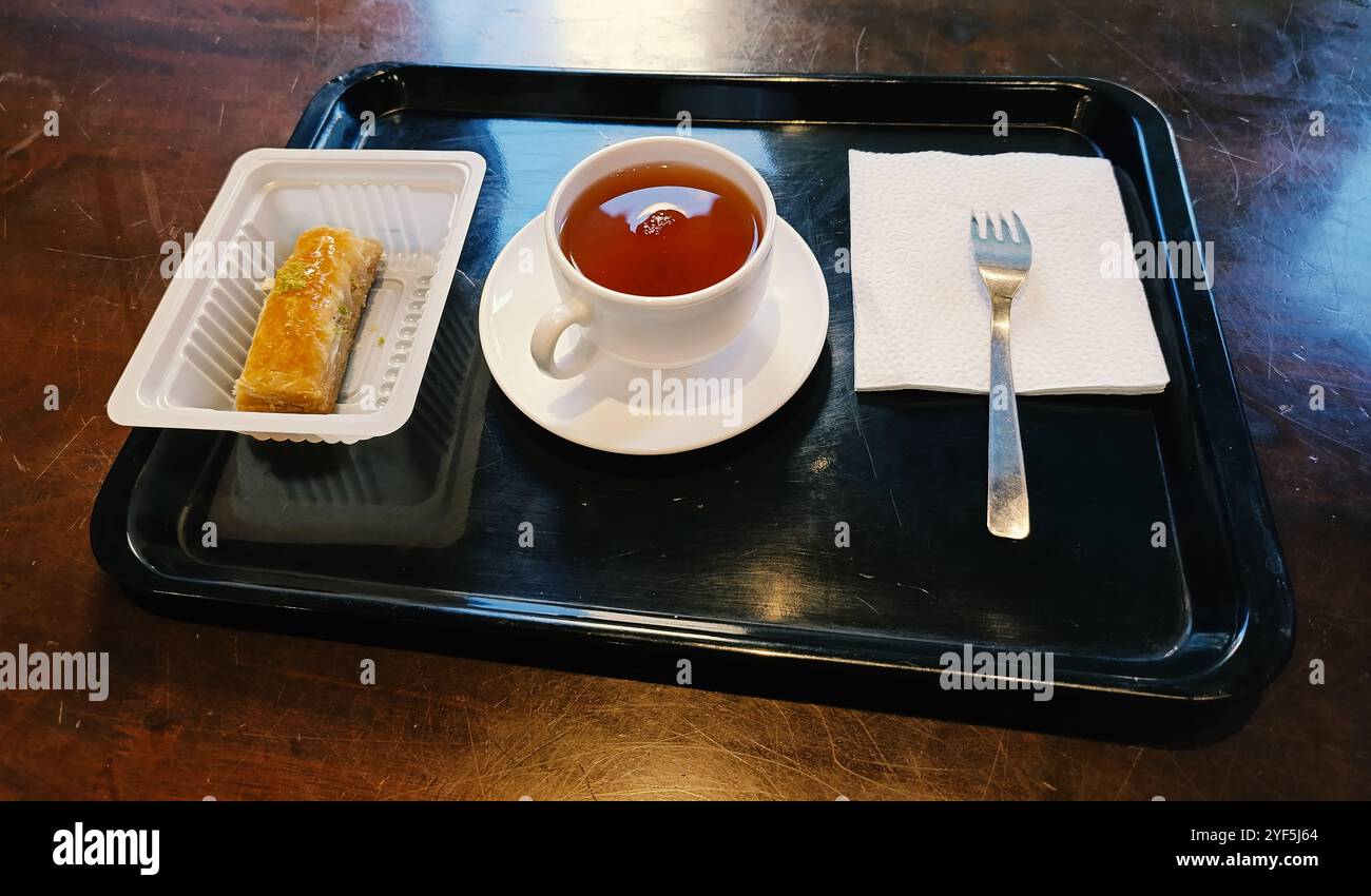 Schwarzer Azeri-Tee serviert mit köstlichem Baklava. Stockfoto