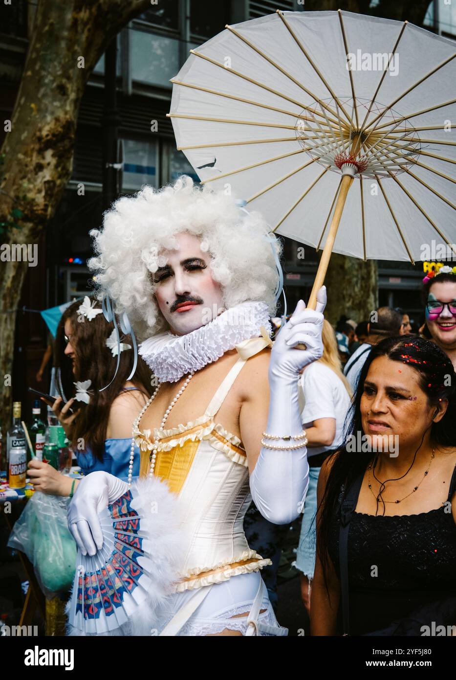 Buenos Aires, Argentinien 2.11.2024: Glamouröser extravaganter Künstler mit bezauberndem Sonnenschirm, der auf der Pride LGBTQ-Feier Marcha del Orgullo posiert Stockfoto