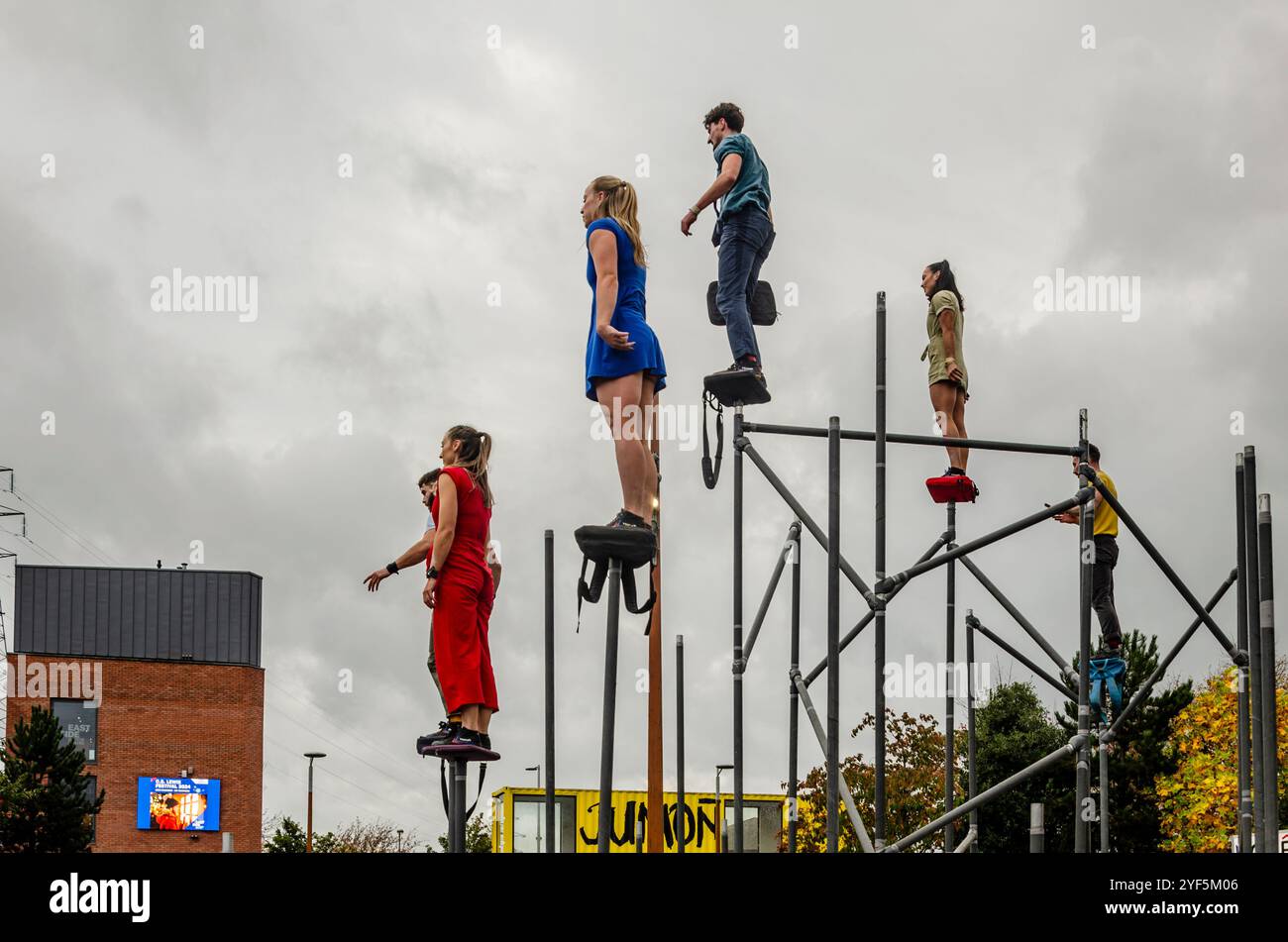 Belfast County Down Northern Ireland 26. Oktober 2024: Akrobatische Künstler, die die Menschenmassen in Belfast mit ihrem Können auf den hohen Pfosten begeistern Stockfoto