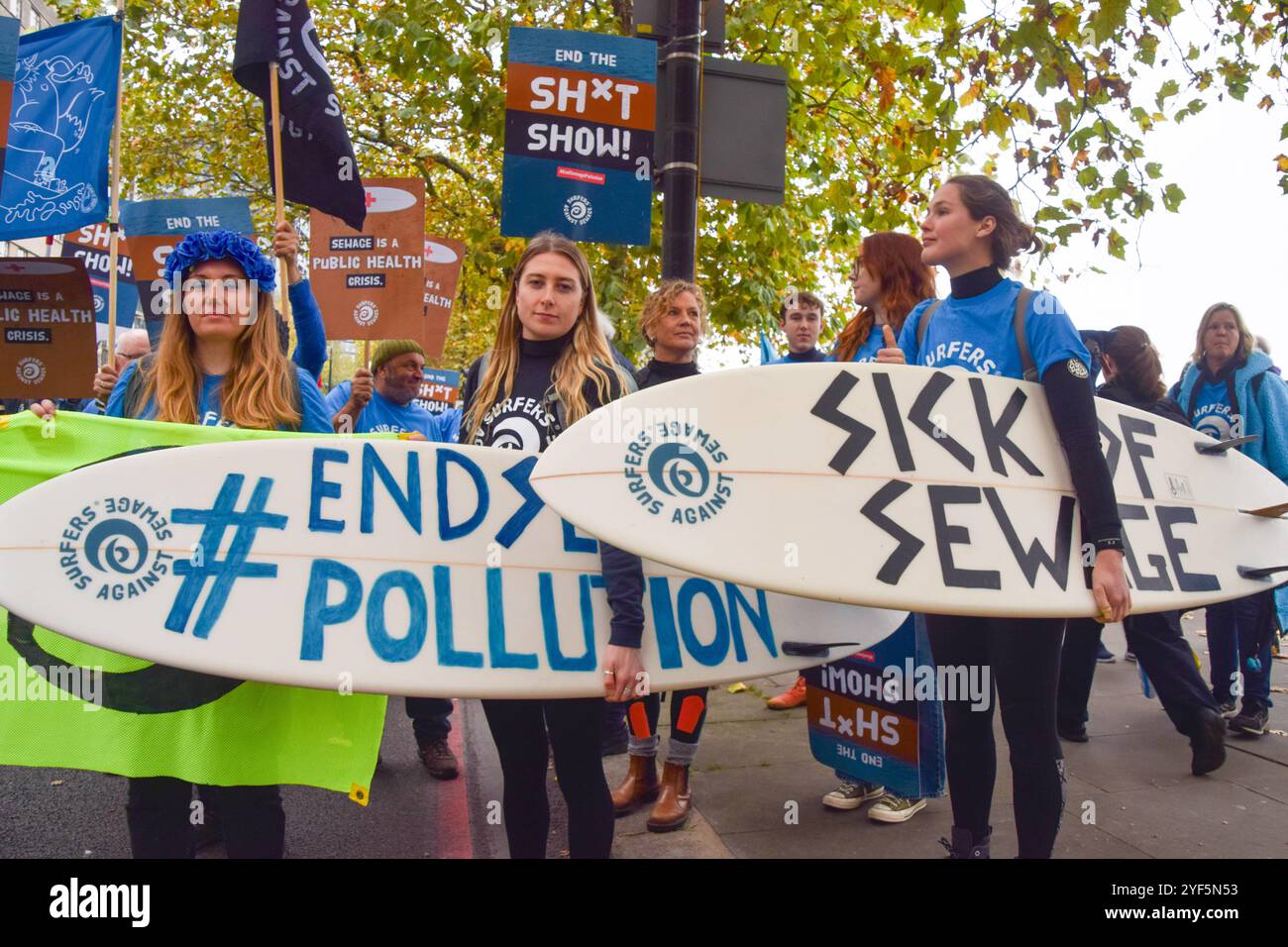 London, England, Großbritannien. November 2024. Surfer schließen sich dem Protest an, als Tausende von Menschen an dem Marsch für sauberes Wasser teilnehmen und die Regierung auffordern, auf sauberes Wasser zu reagieren und die Ablagerung von Abwasser in britische Gewässer zu beenden. (Kreditbild: © Vuk Valcic/ZUMA Press Wire) NUR REDAKTIONELLE VERWENDUNG! Nicht für kommerzielle ZWECKE! Credit: ZUMA Press, Inc./Alamy Live News Credit: ZUMA Press, Inc./Alamy Live News Stockfoto