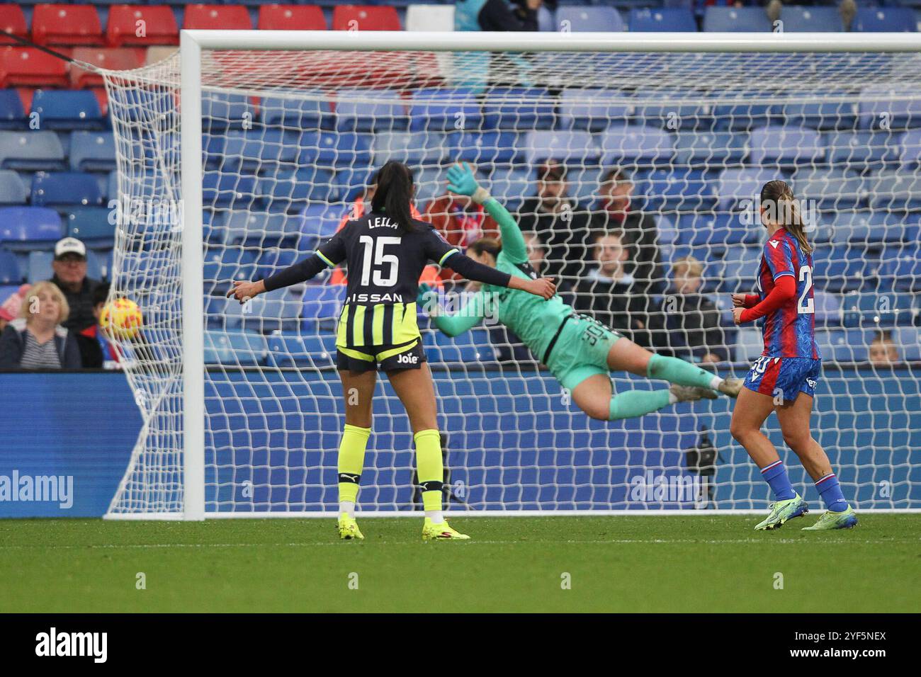 London, Großbritannien. November 2024. Jess Park von Manchester City Women lobt den Torhüter Shae Y‡-EZ der Crystal Palace Women, um das Eröffnungstor zu erzielen, um es 0-1 beim Women's Super League-Spiel zwischen Crystal Palace Women und Manchester City Women am 3. November 2024 im Londoner Selhurst Park zu erzielen. Foto von Ken Sparks. Nur redaktionelle Verwendung, Lizenz für kommerzielle Nutzung erforderlich. Keine Verwendung bei Wetten, Spielen oder Publikationen eines einzelnen Clubs/einer Liga/eines Spielers. Quelle: UK Sports Pics Ltd/Alamy Live News Stockfoto