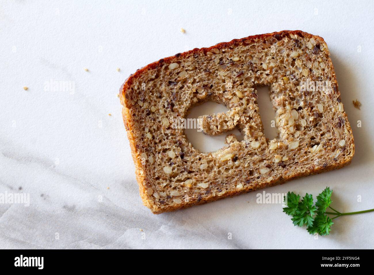 Scheibe Vollkornbrot mit dem Symbol GI-Ausschnitt, glykämischer Index, kreatives Konzept Stockfoto