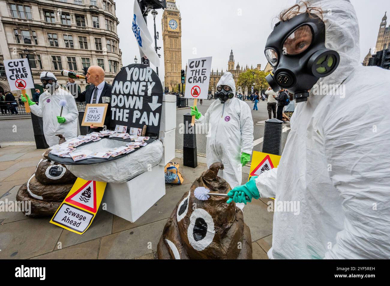 London, Großbritannien. November 2024. Schluss mit dem Mist vor dem Parlament - Marsch für sauberes Wasser - Extinction Rebellion tritt einer Koalition von River Action, Greenpeace & Surfers gegen Abwasser und führenden Persönlichkeiten wie Chris Packham bei, die sauberes Wasser und echte Rechenschaftspflicht fordern. Sie weisen darauf hin, dass "Großbritannien das einzige Land der Welt mit einem vollständig privatisierten Wassersystem ist, wir jedoch mit 1.000 illegalen Abwasserdeponien konfrontiert sind und dass Unternehmen 78 Milliarden Pfund an Gewinnen gemacht haben". Guy Bell/Alamy Live News Stockfoto