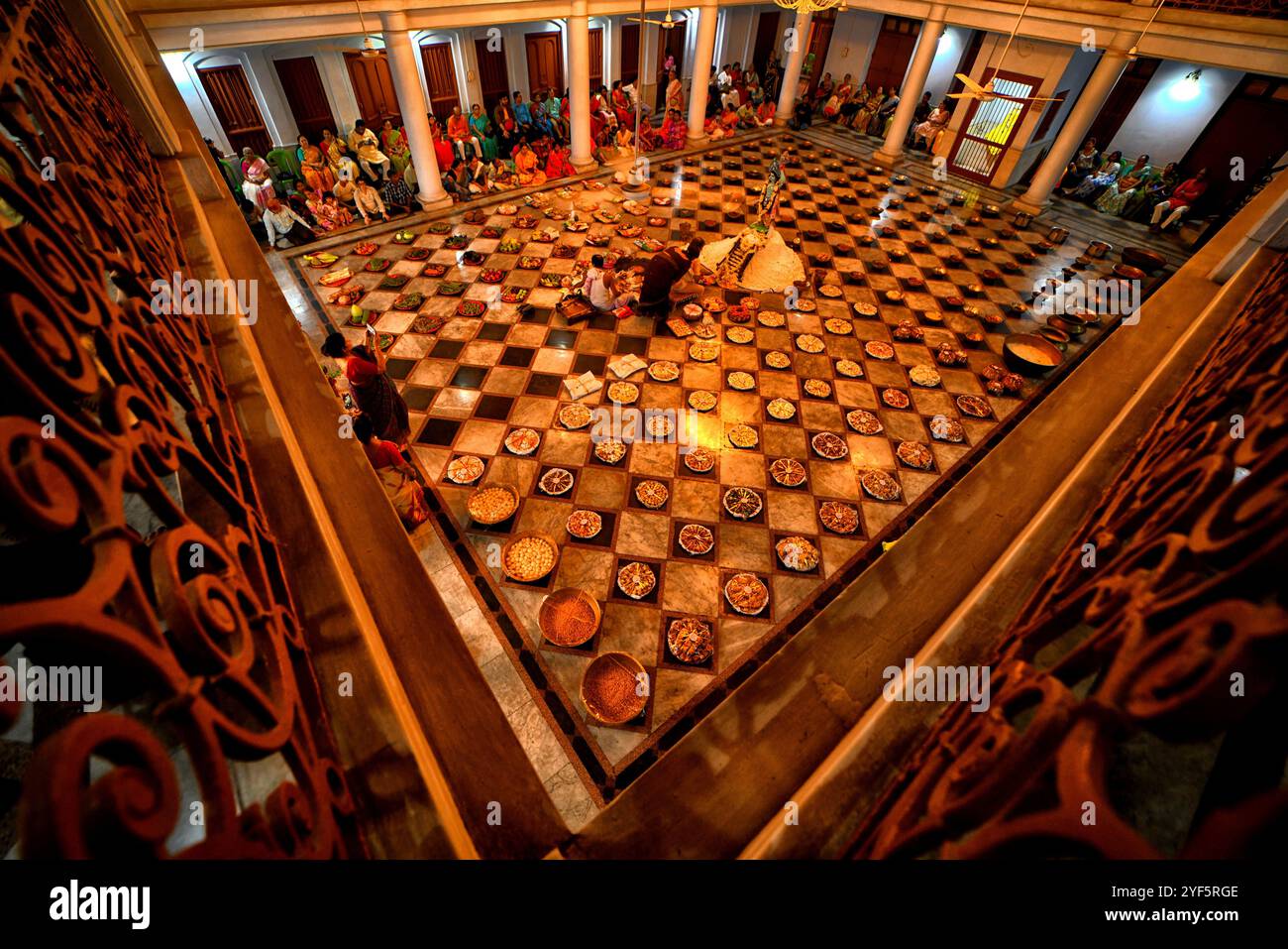 Kalkutta, Indien. November 2024. Eine große Auswahl an vegetarischen Speisen wird Lord Krishna anlässlich der Annakut oder Goverdhan Puja im Naba Brindaban Tempel angeboten. Annakut oder Govardhan Puja ist ein hinduistisches Festival, bei dem Gläubige eine große Vielfalt vegetarischer Speisen für Lord Krishna zubereiten und anbieten, als Zeichen der Dankbarkeit dafür, dass sie vor Überschwemmungen gerettet wurden, wie es die hinduistische Mythologie vorsieht. (Foto: Avishek das/SOPA Images/SIPA USA) Credit: SIPA USA/Alamy Live News Stockfoto