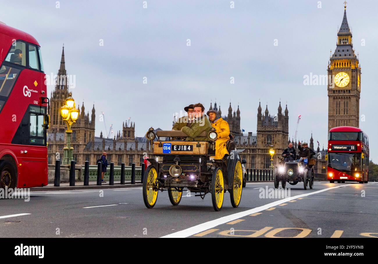 London, Großbritannien. November 2024. Die ersten Veteranenautos überqueren die Westminster Bridge. RM Sotheby's London to Brighton Veteran Car Run 2024, organisiert vom Royal Automobile Club und es ist 120-jähriges Jubiläum des Ladies' Automobile Club - rund 350 Veteranenautos mit vielen Fahrern in historischen Kostümen machen die 60 km lange Reise. Die Fahrzeuge sind meist benzinbetriebene Fahrzeuge, aber einige davon werden mit Dampf angetrieben und einige sehr frühe Elektrofahrzeuge – alle wurden vor 1905 gebaut Stockfoto