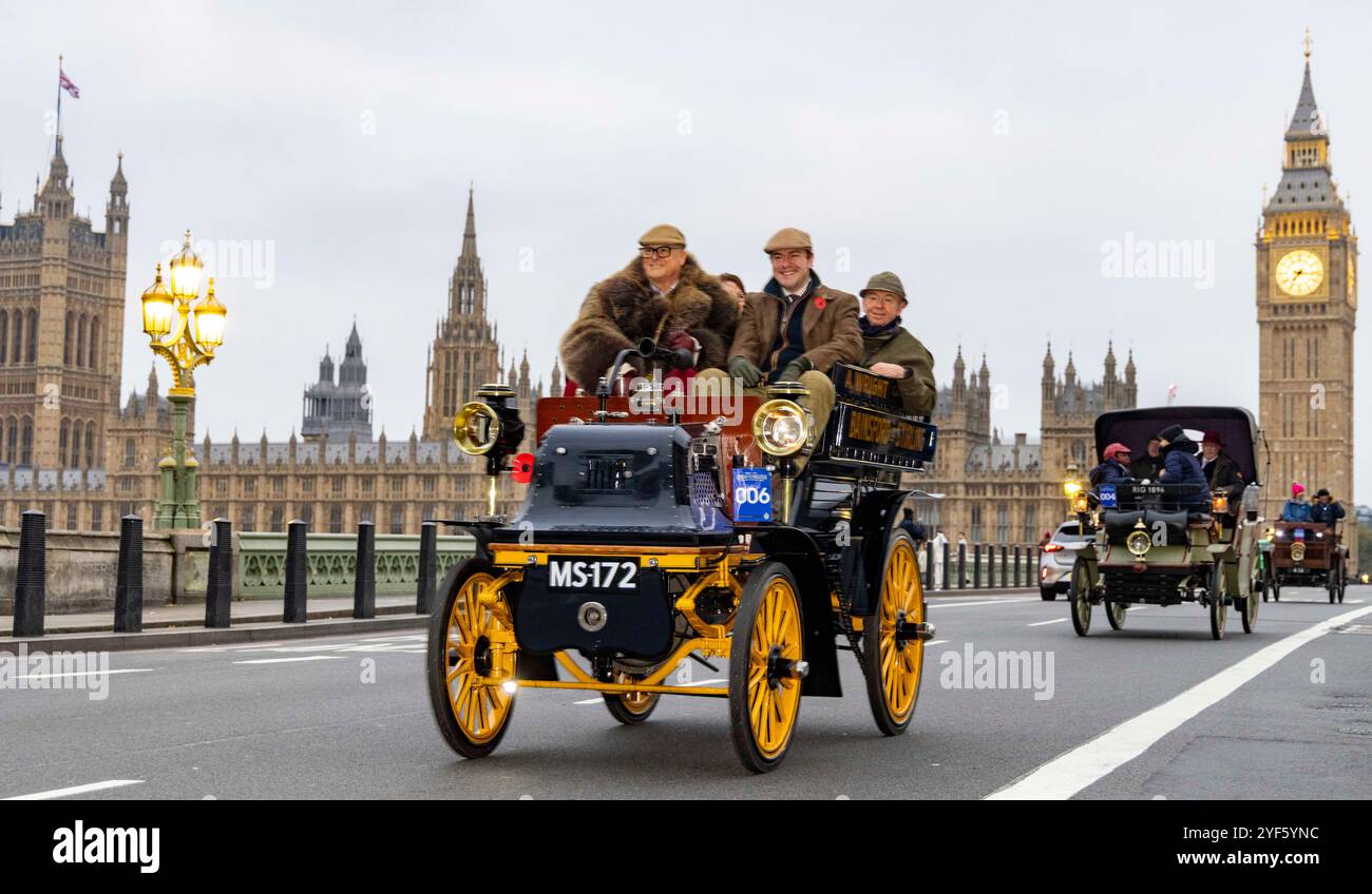 London, Großbritannien. November 2024. Die ersten Veteranenautos überqueren die Westminster Bridge. RM Sotheby's London to Brighton Veteran Car Run 2024, organisiert vom Royal Automobile Club und es ist 120-jähriges Jubiläum des Ladies' Automobile Club - rund 350 Veteranenautos mit vielen Fahrern in historischen Kostümen machen die 60 km lange Reise. Die Fahrzeuge sind meist benzinbetriebene Fahrzeuge, aber einige davon werden mit Dampf angetrieben und einige sehr frühe Elektrofahrzeuge – alle wurden vor 1905 gebaut Stockfoto