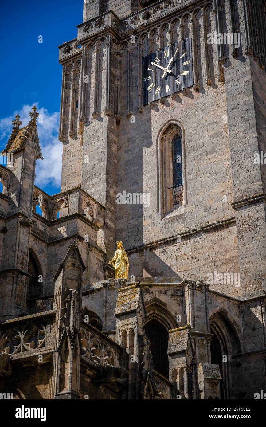 Goldene Statue der Madonna in der Kathedrale von Beziers, Département Herault in der Region Occitanie, Frankreich. Stockfoto