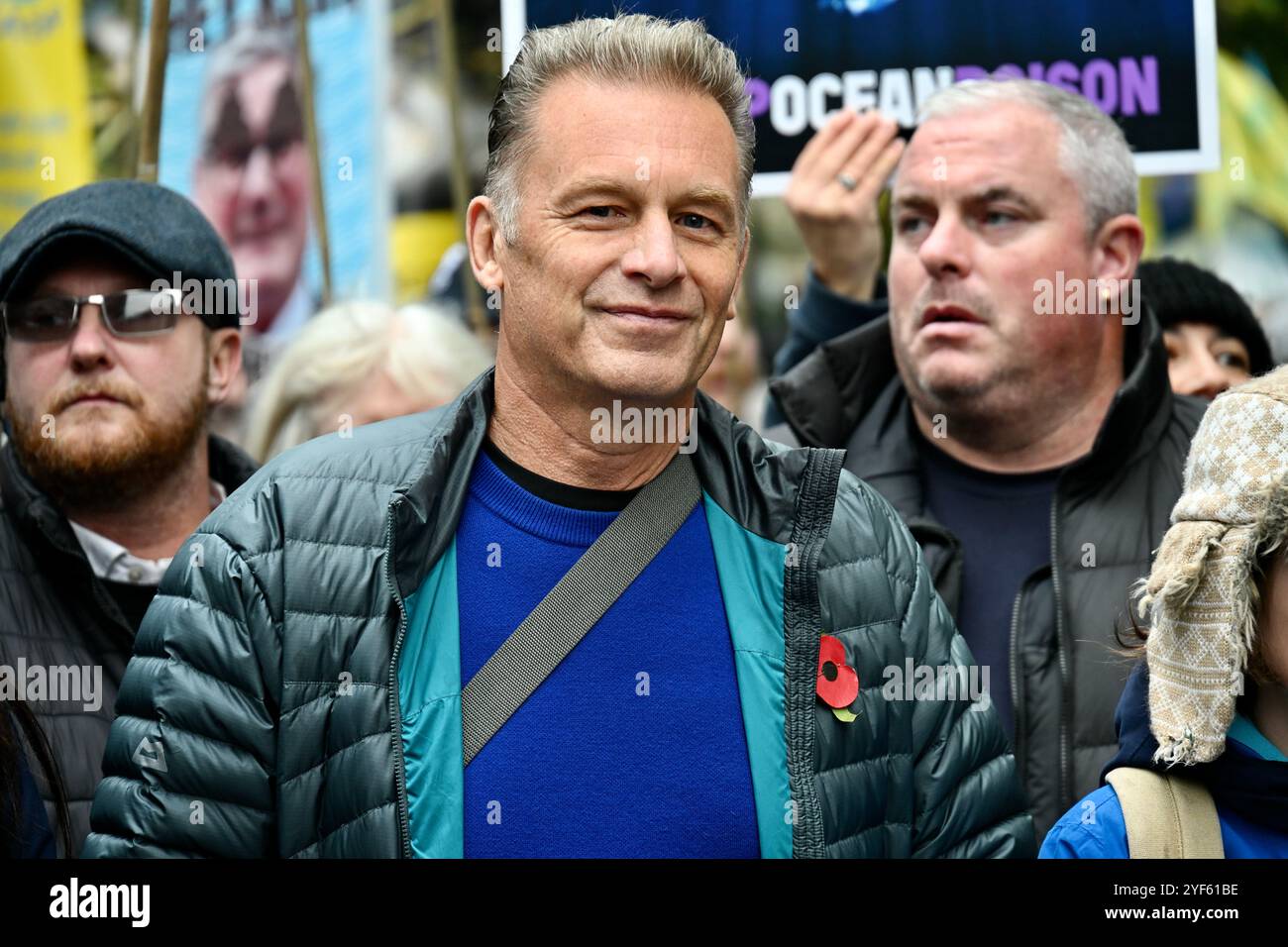 London, Großbritannien. November 2024. Der Naturforscher Chris Packham führte den Marsch für sauberes Wasser vom Albert Embankment zum Parliament Square. Aufruf an die Regierung, auf sauberem Wasser zu bestehen und die Ablagerung von Rohabwasser in unsere Flüsse zu beenden. Quelle: michael melia/Alamy Live News Stockfoto