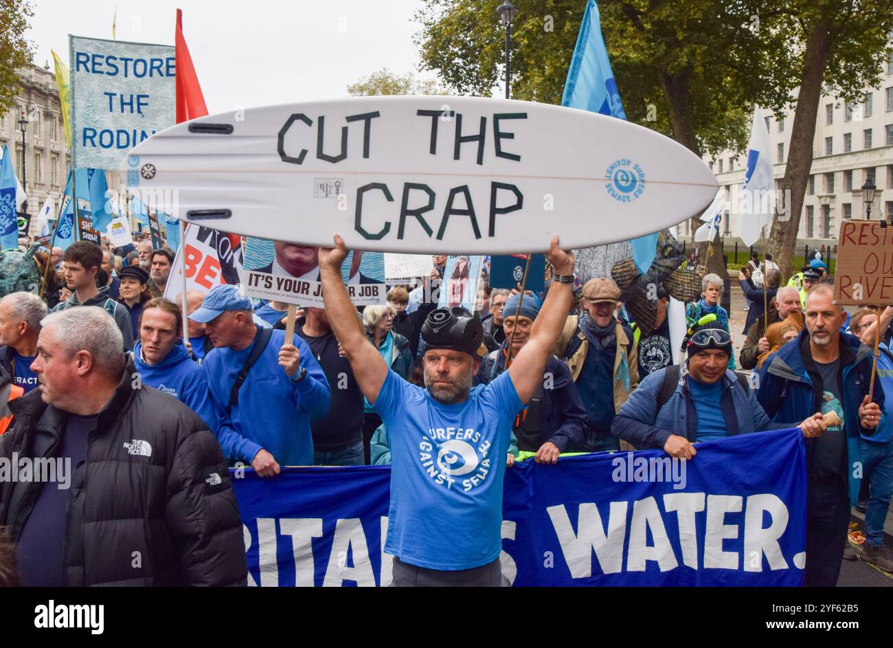 London, Großbritannien. November 2024. Surfer schließen sich dem Protest an, als Tausende von Menschen an dem Marsch für sauberes Wasser teilnehmen und die Regierung auffordern, auf sauberes Wasser zu reagieren und die Ablagerung von Abwasser in britische Gewässer zu beenden. Quelle: Vuk Valcic/Alamy Live News Stockfoto