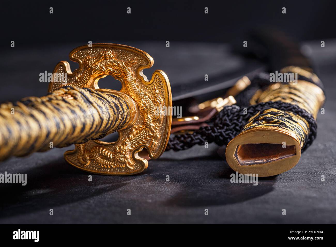 Japanisches Samurai Katana-Schwert und Scheide aus nächster Nähe. Foto einer Waffe in Low-Key mit selektivem Fokus Stockfoto