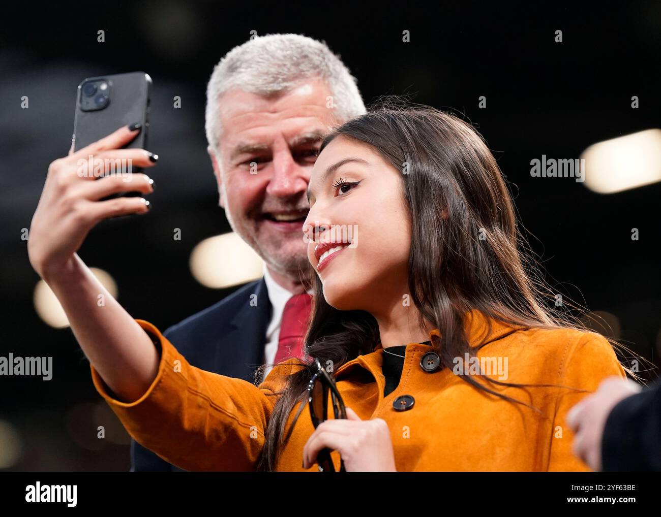 Manchester, Großbritannien. November 2024. Popstar Olivia Rodriguez posiert mit dem ehemaligen Spieler Denis Irwin während des Premier League-Spiels in Old Trafford, Manchester. Der Bildnachweis sollte lauten: Andrew Yates/Sportimage Credit: Sportimage Ltd/Alamy Live News Stockfoto