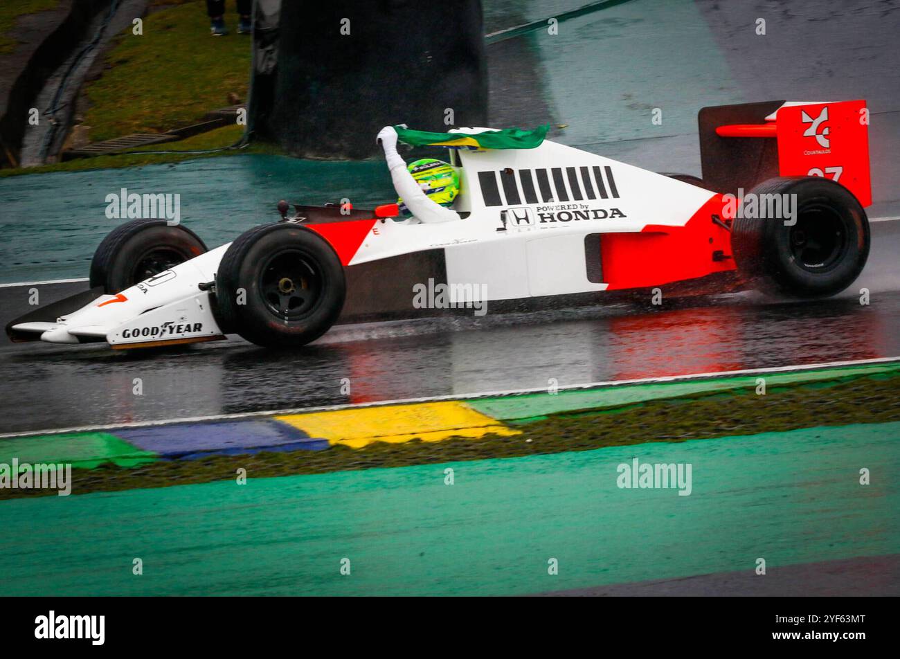 Treino Classificat??rio GP F1 Lenovo SP S? EO PAULO, SP - 03.11.2024: TREINO CLASSIFICAT?ìRIO GP F1 LENOVO SP - es findet am Sonntag 03 auf der Rennstrecke Interlagos im Süden der Hauptstadt von S?£o Paulo statt, nachdem es wegen des starken Regenfalls am Samstag 02 verschoben wurde, dem Qualifying-Training für den Formel 1 Lenovo Grand Prix von S?£o Paulo 2024. Auf dem Foto, als Hommage an den ehemaligen brasilianischen Fahrer Ayrton Senna. Der Fahrer, Lewis Hamilton 44, MERCEDES, fährt den McLaren MP4/5 der zweifachen WM, Weltmeisterschaft Foto: Aloisio Mauricio/Fotoarena x264515 Stockfoto