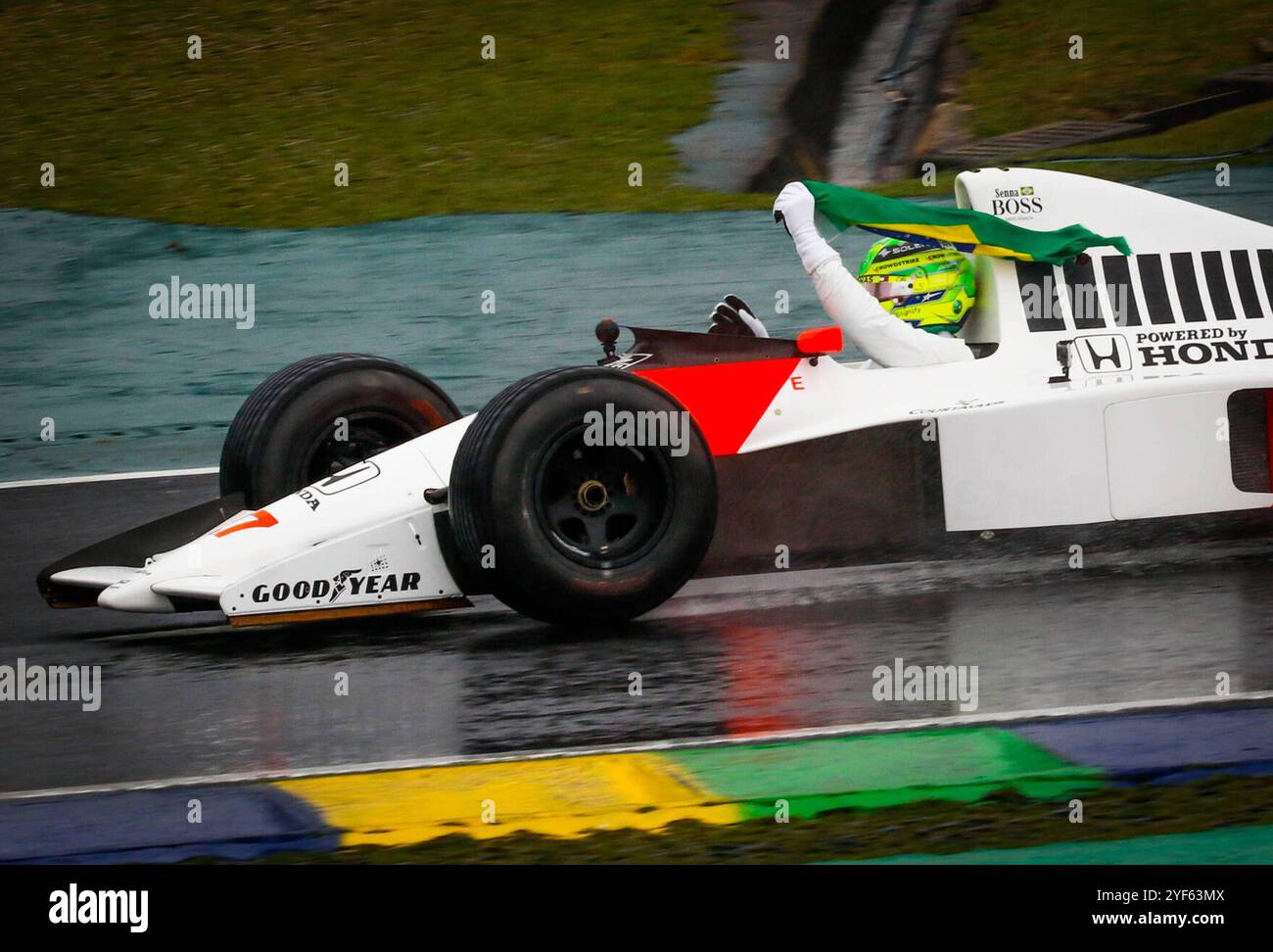 Treino Classificat??rio GP F1 Lenovo SP S? EO PAULO, SP - 03.11.2024: TREINO CLASSIFICAT?ìRIO GP F1 LENOVO SP - es findet am Sonntag 03 auf der Rennstrecke Interlagos im Süden der Hauptstadt von S?£o Paulo statt, nachdem es wegen des starken Regenfalls am Samstag 02 verschoben wurde, dem Qualifying-Training für den Formel 1 Lenovo Grand Prix von S?£o Paulo 2024. Auf dem Foto, als Hommage an den ehemaligen brasilianischen Fahrer Ayrton Senna. Der Fahrer, Lewis Hamilton 44, MERCEDES, fährt den McLaren MP4/5 der zweifachen WM, Weltmeisterschaft Foto: Aloisio Mauricio/Fotoarena x264515 Stockfoto
