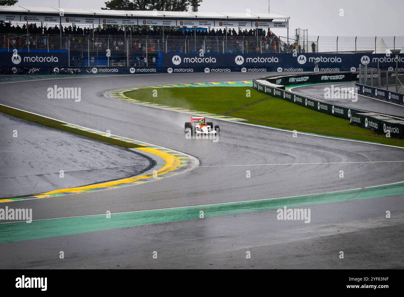 Treino Classificat??rio GP F1 Lenovo SP S? EO PAULO, SP - 03.11.2024: TREINO CLASSIFICAT?ìRIO GP F1 LENOVO SP - es findet am Sonntag 03 auf der Rennstrecke Interlagos im Süden der Hauptstadt von S?£o Paulo statt, nachdem es wegen des starken Regenfalls am Samstag 02 verschoben wurde, dem Qualifying-Training für den Formel 1 Lenovo Grand Prix von S?£o Paulo 2024. Auf dem Foto, als Hommage an den ehemaligen brasilianischen Fahrer Ayrton Senna. Der Fahrer, Lewis Hamilton 44, MERCEDES, fährt den McLaren MP4/5 der zweifachen WM, Weltmeisterschaft Foto: Aloisio Mauricio/Fotoarena x264516 Stockfoto