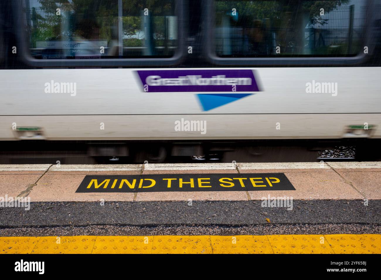 Great Northern Train am Bahnhof Royston in Hertfordshire, Großbritannien. Stockfoto