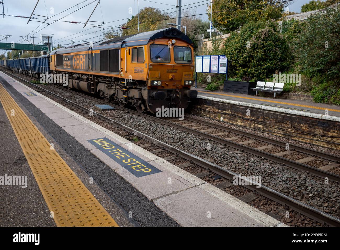 Der GBRf-Güterzug fährt durch den Bahnhof Royston in Richtung Norden. GB Railfreight Zug Richtung Norden durch den Bahnhof Royston. Stockfoto