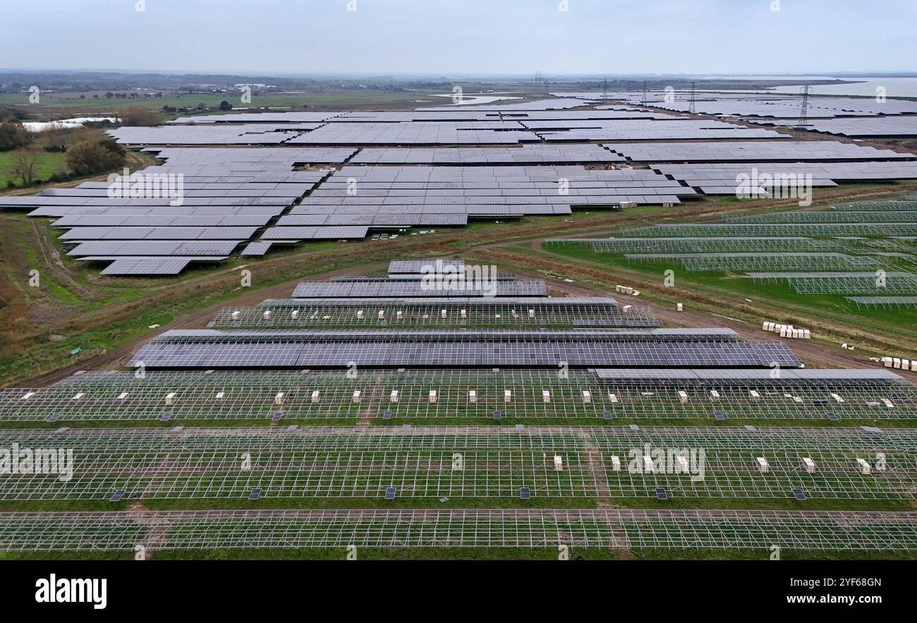 Blick auf den Cleve Hill Solar Park in der Nähe von Faversham in Kent. Nach Fertigstellung der 373 Megawatt (MW) Kapazität, die von über 550.000 Photovoltaik-Solarmodulen und Energiespeichern bereitgestellt wird, könnte ausreichend erschwinglichen und sauberen Strom für mehr als 102.000 Haushalte liefern. Bilddatum: Sonntag, 3. November 2024. Stockfoto