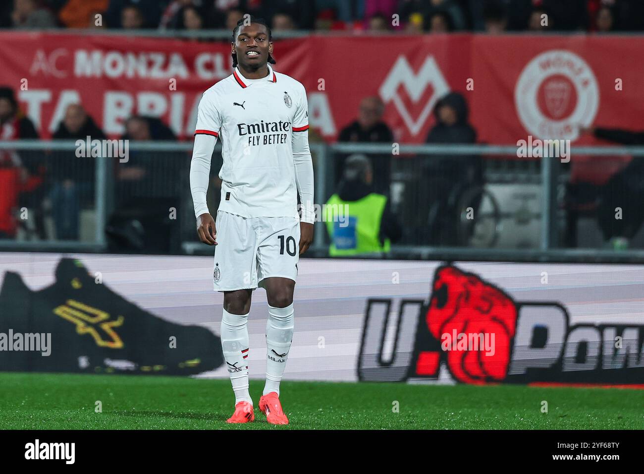 Rafael Leao vom AC Milan spielt 2024/25 im U-Power Stadion bei den Fußballspielen der Serie A zwischen AC Monza und AC Milan mit. AC Monza 0:1 AC Milan (Foto: Fabrizio Carabelli / SOPA Images/SIPA USA) Stockfoto