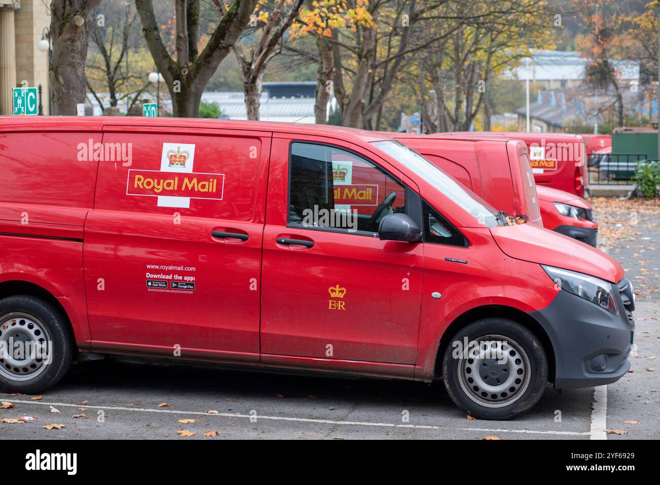 Rote Transporter von Royal Mail parken auf dem Parkplatz des Halifax Sorting Office, West Yorkshire, Großbritannien. Die Royal Mail Group Limited, die unter dem Namen Royal Mail firmiert, ist ein britisches Post- und Kurierunternehmen. Es ist Eigentum von International Distribution Services. Sie betreibt die Marken Royal Mail (Briefe und Pakete) und Parcelforce Worldwide (Pakete). Quelle: Windmill Images/Alamy Live News Stockfoto