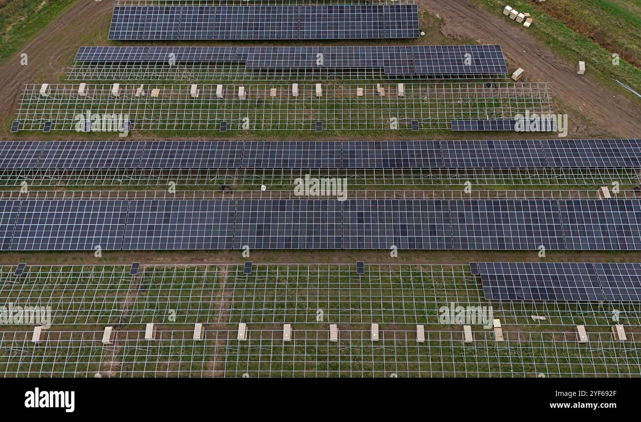 Blick auf den Cleve Hill Solar Park in der Nähe von Faversham in Kent. Nach Fertigstellung der 373 Megawatt (MW) Kapazität, die von über 550.000 Photovoltaik-Solarmodulen und Energiespeichern bereitgestellt wird, könnte ausreichend erschwinglichen und sauberen Strom für mehr als 102.000 Haushalte liefern. Bilddatum: Sonntag, 3. November 2024. Stockfoto