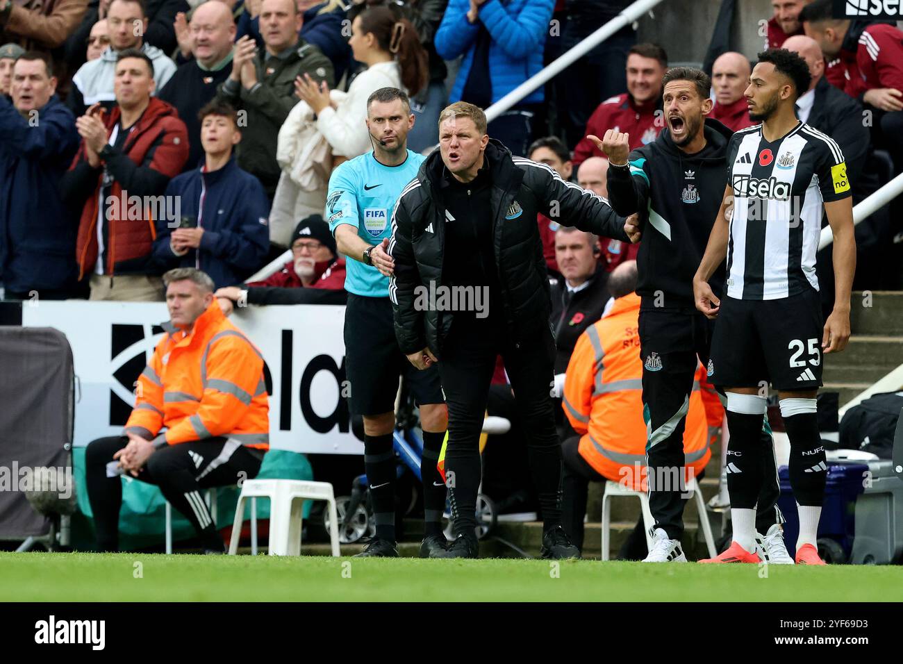 Eddie Howe und Jason Tindall geben Anweisungen, während Lloyd Kelly während des Premier League-Spiels zwischen Newcastle United und Arsenal am Samstag, den 2. November 2024, auf das Feld wartet. (Foto: Mark Fletcher | MI News) Credit: MI News & Sport /Alamy Live News Stockfoto