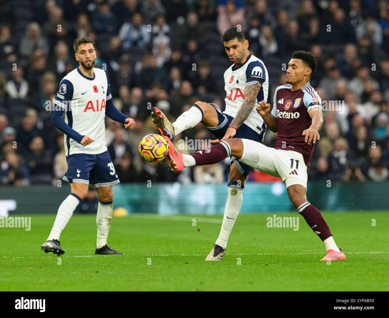 London, Großbritannien. November 2024. London, England - 3. November: Tottenham Hotspur's Cristian Romero (links) kämpft am 3. November 2024 im Tottenham Hotspur Stadium in London gegen Ollie Watkins (rechts) im Premier League 2024/25 League Spiel zwischen Tottenham Hotspur FC und Aston Villa FC. (Foto: David Horton/SPP) (David Horton/SPP) Credit: SPP Sport Press Photo. /Alamy Live News Stockfoto