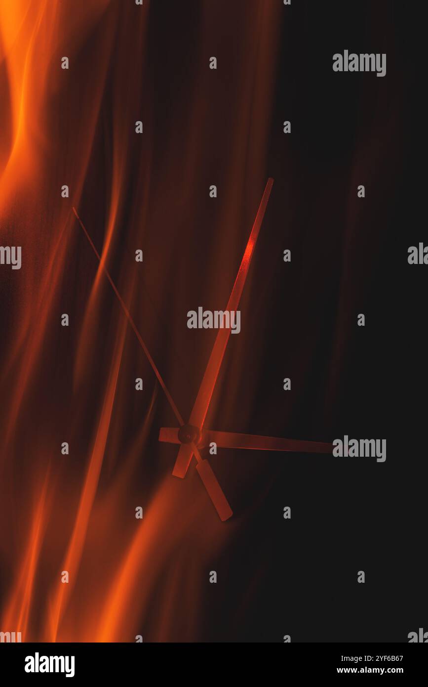 Uhrzeiger in Zungen heißer Flamme auf schwarzem Hintergrund Stockfoto