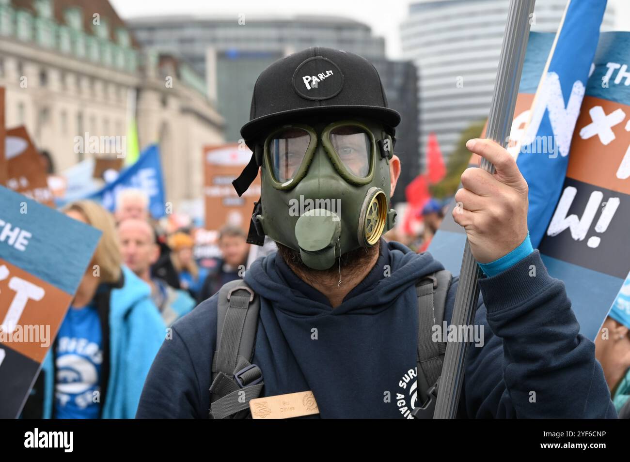 LONDON, GROSSBRITANNIEN. November 2024. Tausende Demonstranten marschieren für sauberes Wasser und sammeln sich in London, Großbritannien, um die Verschmutzung der Gewässer in Großbritannien am Albert Embankment zum Parliament Square in London, Großbritannien, zu stoppen. (Foto von 李世惠/siehe Li/Picture Capital) Credit: Siehe Li/Picture Capital/Alamy Live News Stockfoto