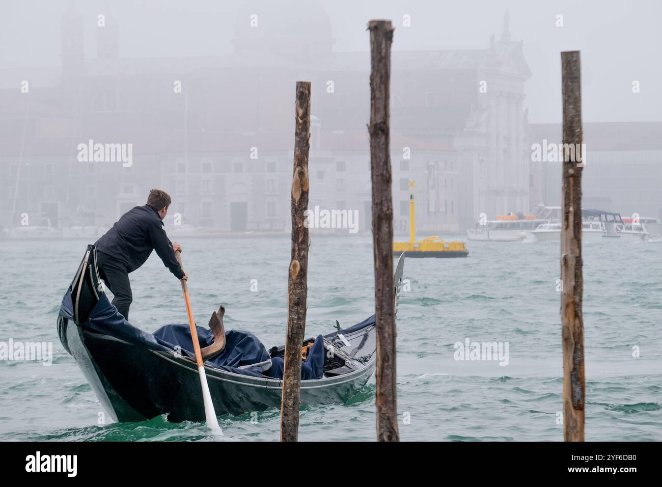 Blick auf das San Marco Becken während einer nebeligen Herbstzeit Stockfoto