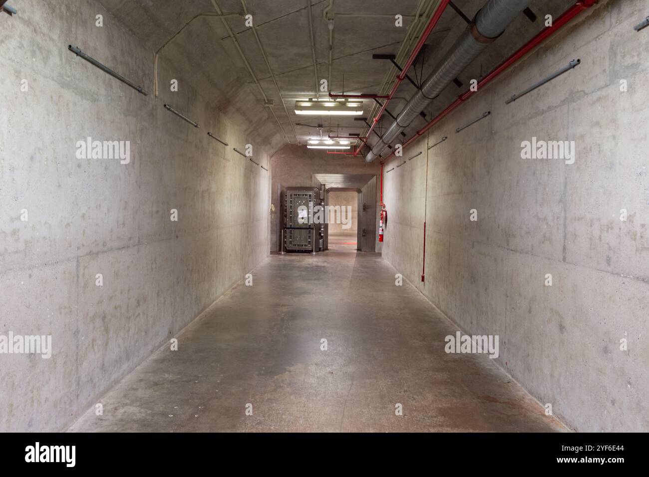 Betonflur zur Sicherung des Lagerraums im Diefenbunker, Carp, Ontario, Kanada Stockfoto