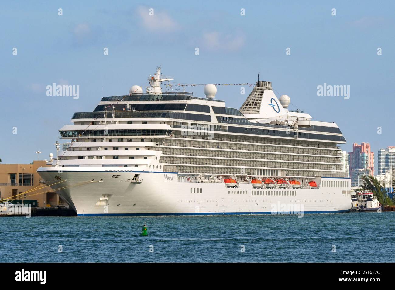 Miami, Florida, USA - 1. Dezember 2023: Das Kreuzfahrtschiff Oceania Marina legt im Hafen von Miami an Stockfoto