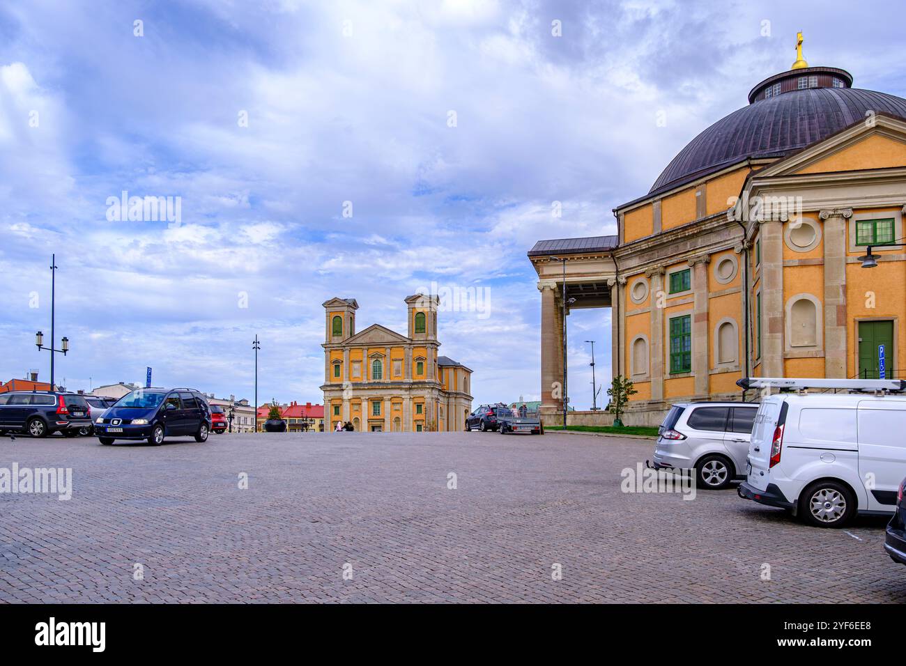 Stortorget, der Haupt- oder Marktplatz, und Fredriks Kirche sowie Trinity Kirche im historischen Stadtzentrum von Karlskrona, Blekinge län, Schweden. Stockfoto