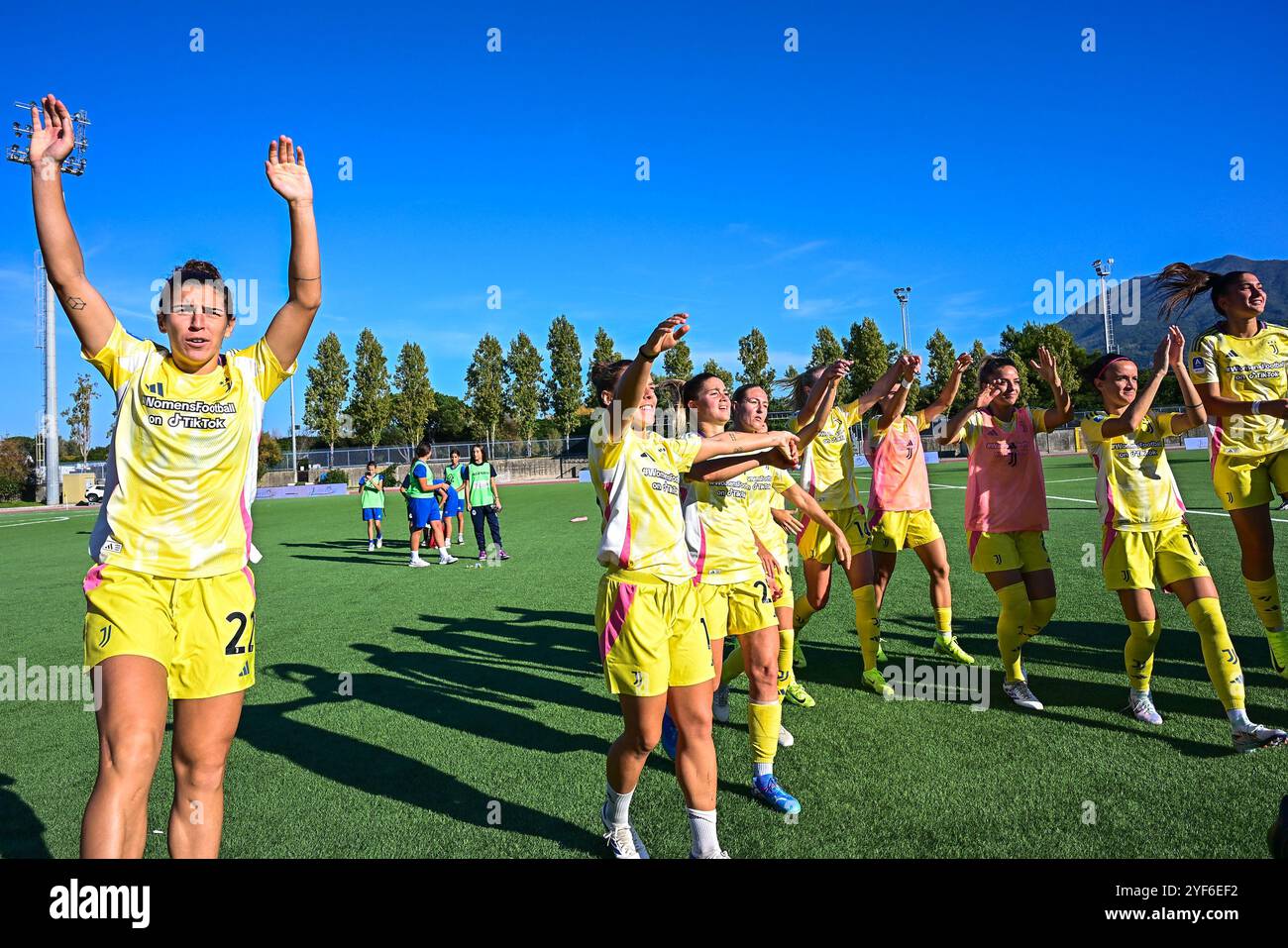 Cercola, Italien. November 2024. Die Spieler von Juventus feiern den Sieg der Women Series A zwischen Napoli und Juventus FC in der Arena Giuseppe Piccolo am 3. November 2024 in Cercola, Italien. Credit: Nicola Ianuale/Alamy Live News Credit: Nicola Ianuale/Alamy Live News Stockfoto