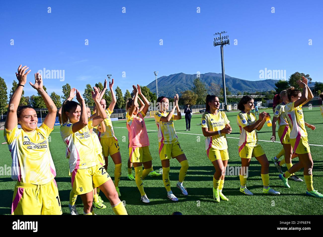 Cercola, Italien. November 2024. Die Spieler von Juventus feiern den Sieg der Women Series A zwischen Napoli und Juventus FC in der Arena Giuseppe Piccolo am 3. November 2024 in Cercola, Italien. Credit: Nicola Ianuale/Alamy Live News Credit: Nicola Ianuale/Alamy Live News Stockfoto